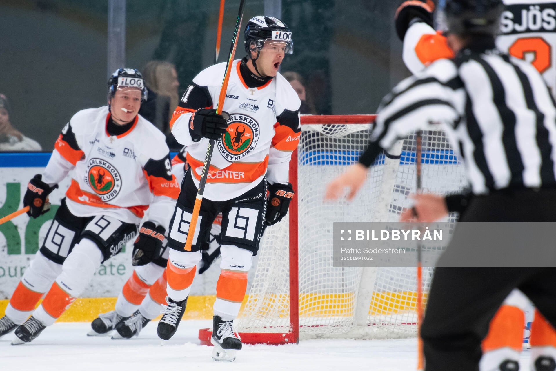 Karlskrona HKs Lukas Sjöblom jublar sitt 0-3 mål