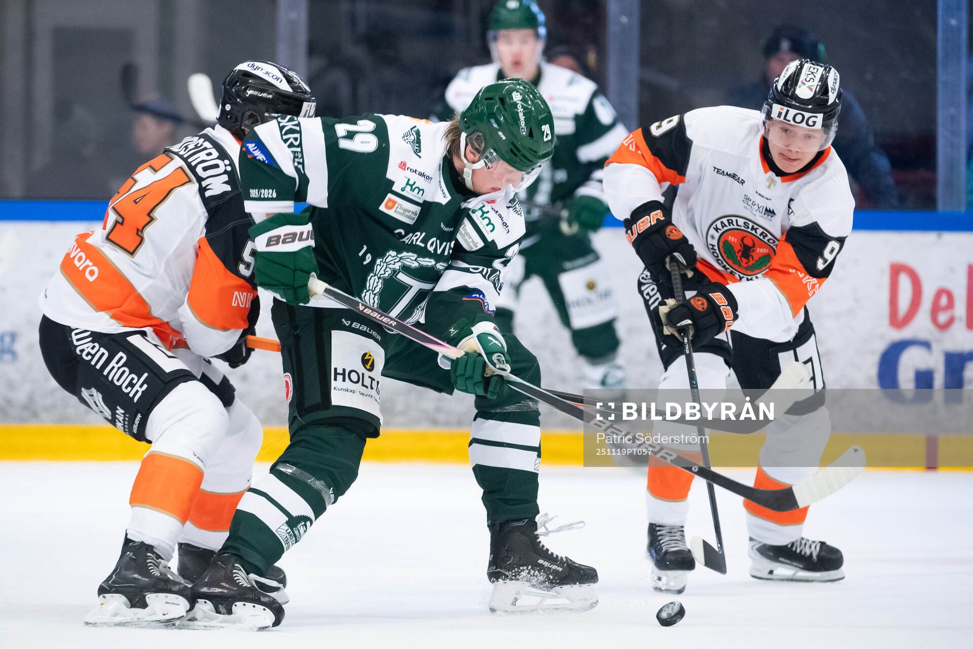 Tingsryds AIFs Valdemar Vesterlund mellan Karlskrona HKs