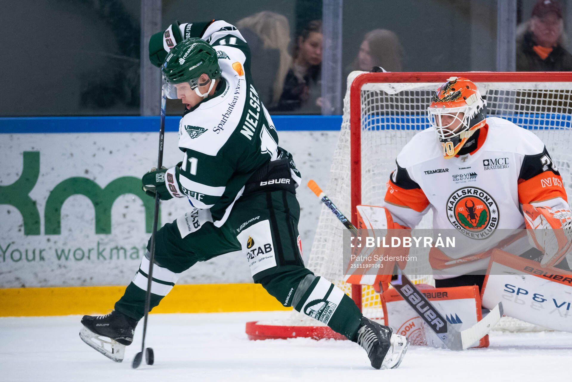Tingsryds AIFs Isac Nielsen och Karlskrona HKs målvakt