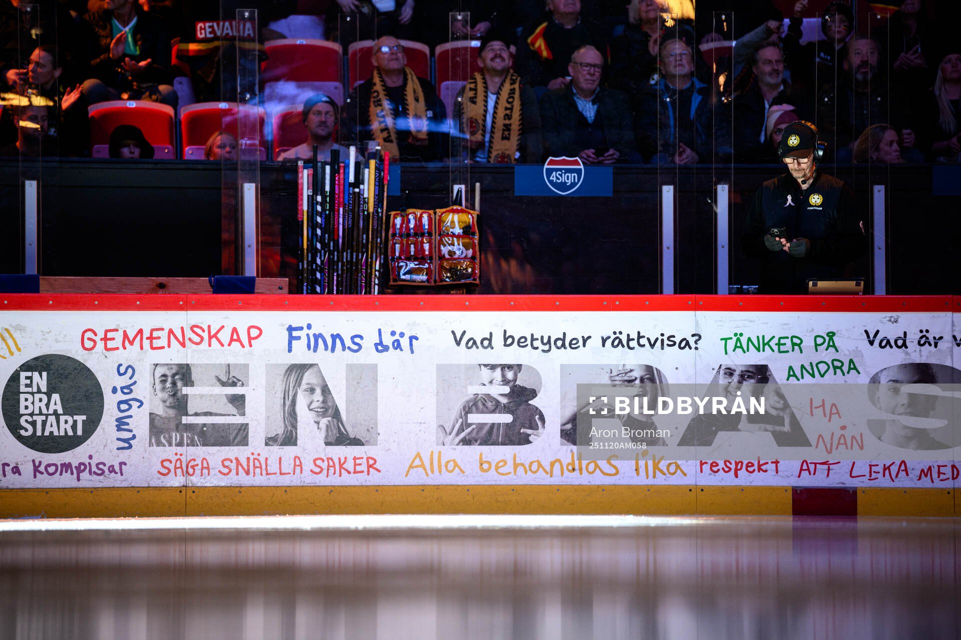 Text på sargen