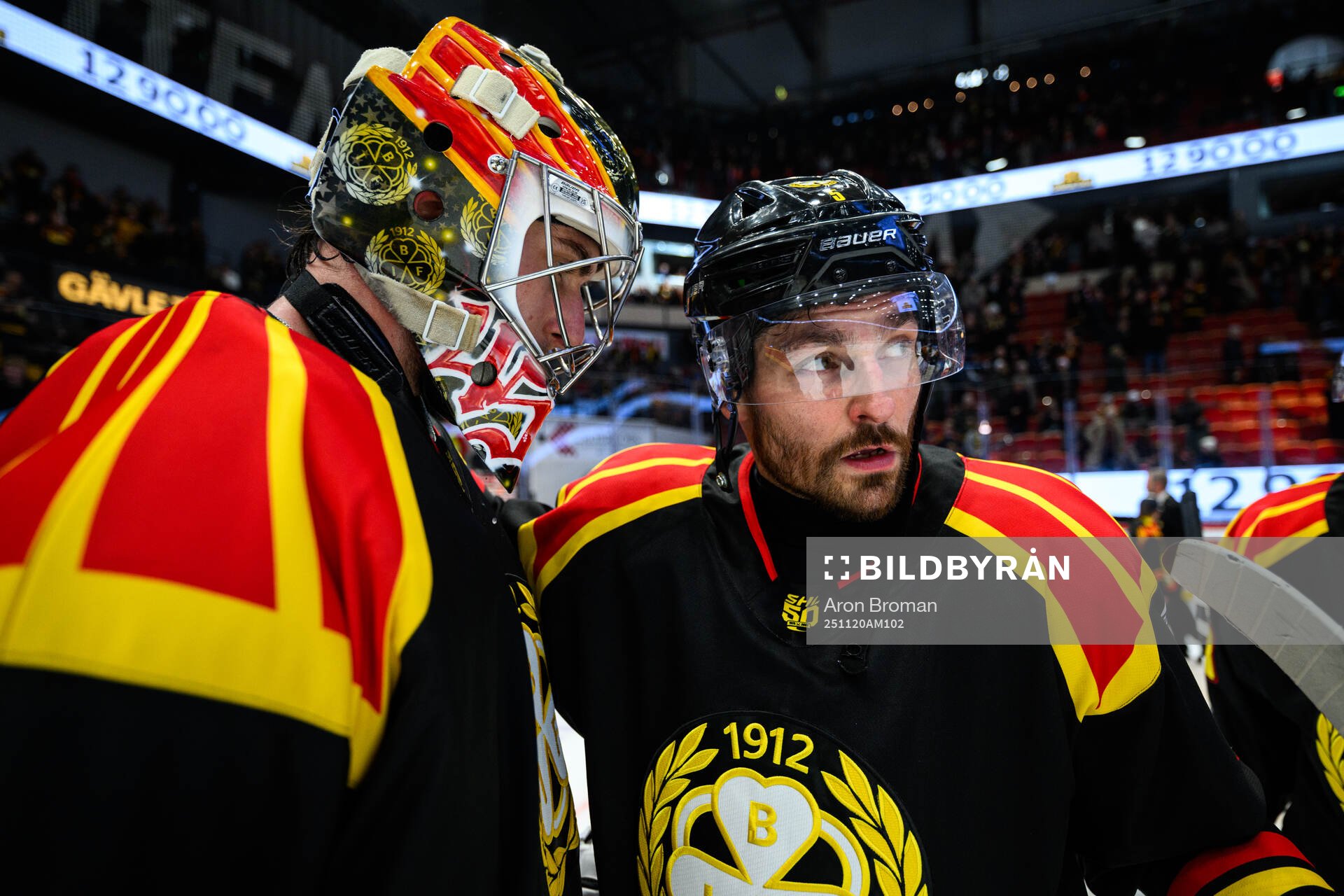 Brynäs målvakt Damian Clara jublar med Michal Kempny
