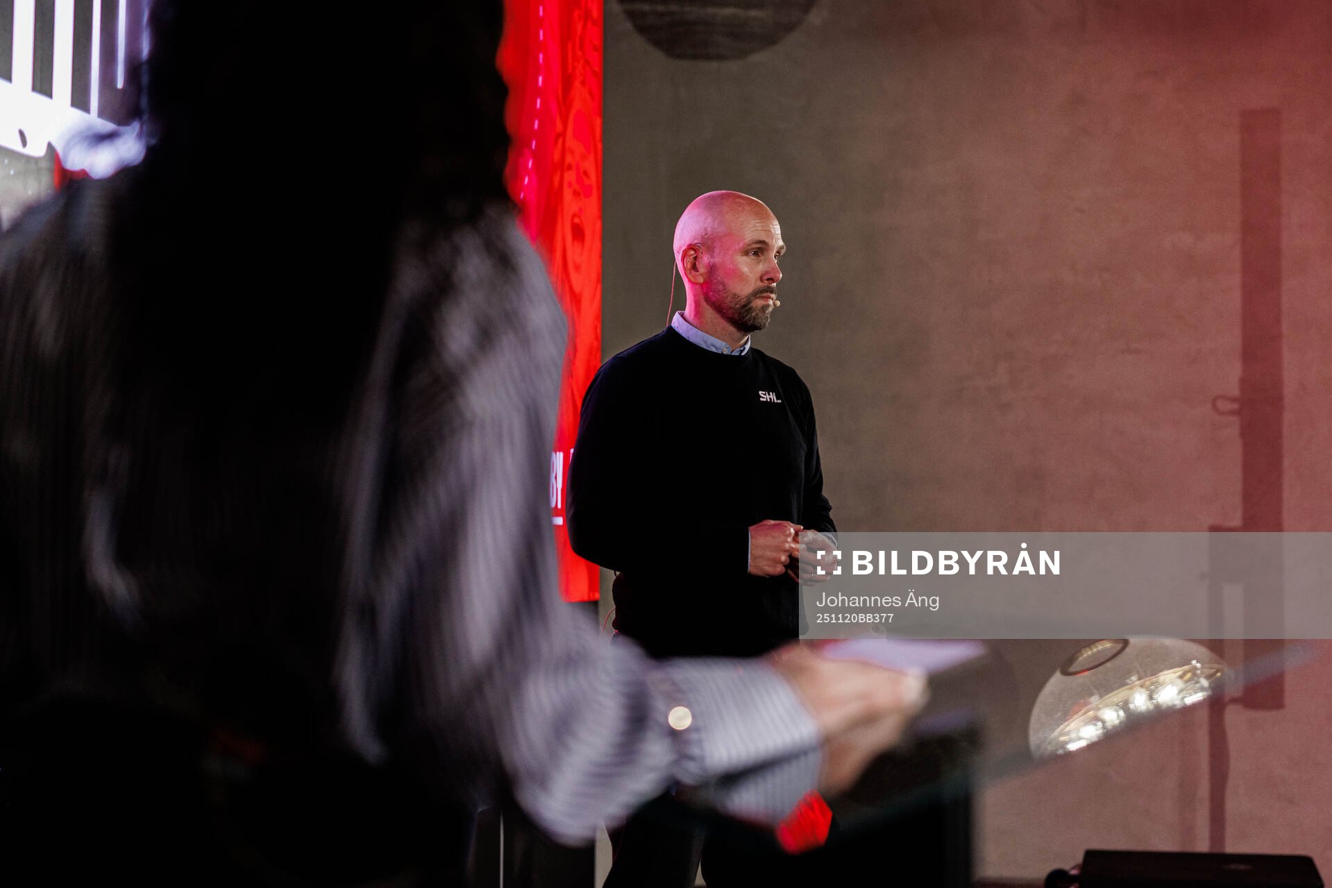 Giselle Abbas, moderator, och Marcus Linde, domare