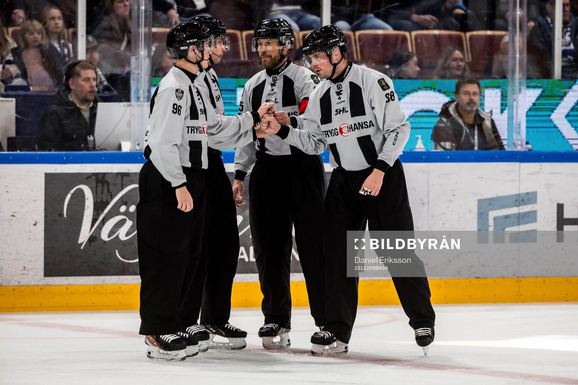 Linjedomare Niclas Westman och Domare Johan Wedin och