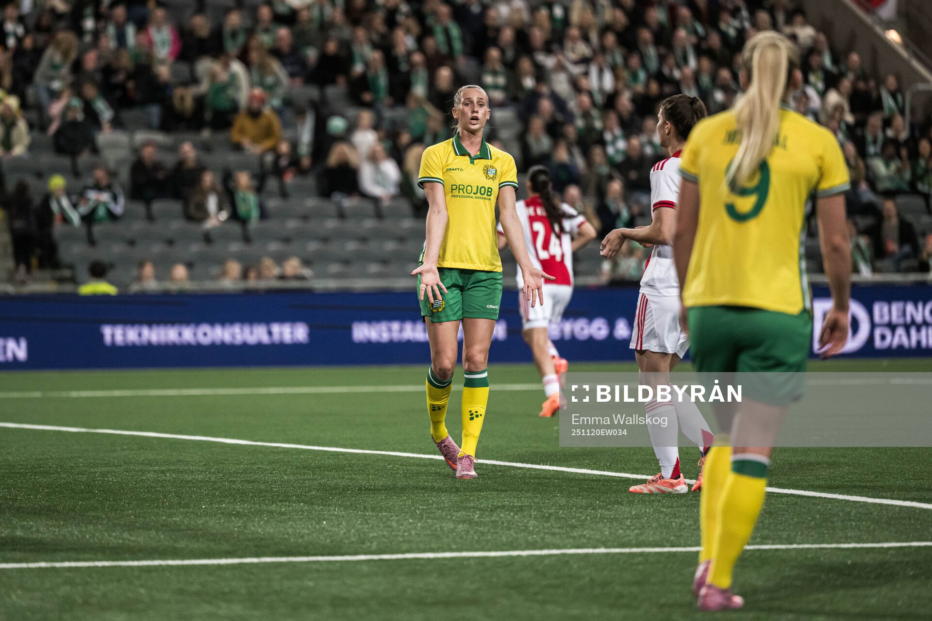 Ellen Wangerheim and Anna Jøsendal of Hammarby reacts