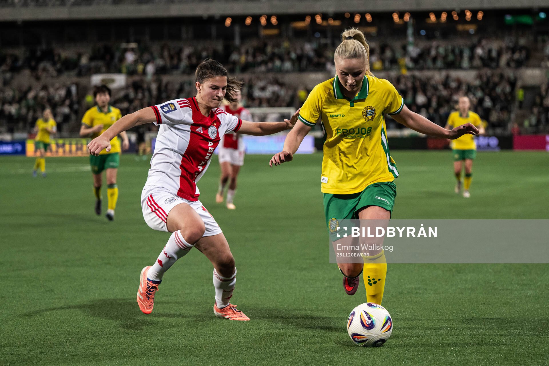 Danique Noordman of Ajax and Anna Jøsendal of Hammarby
