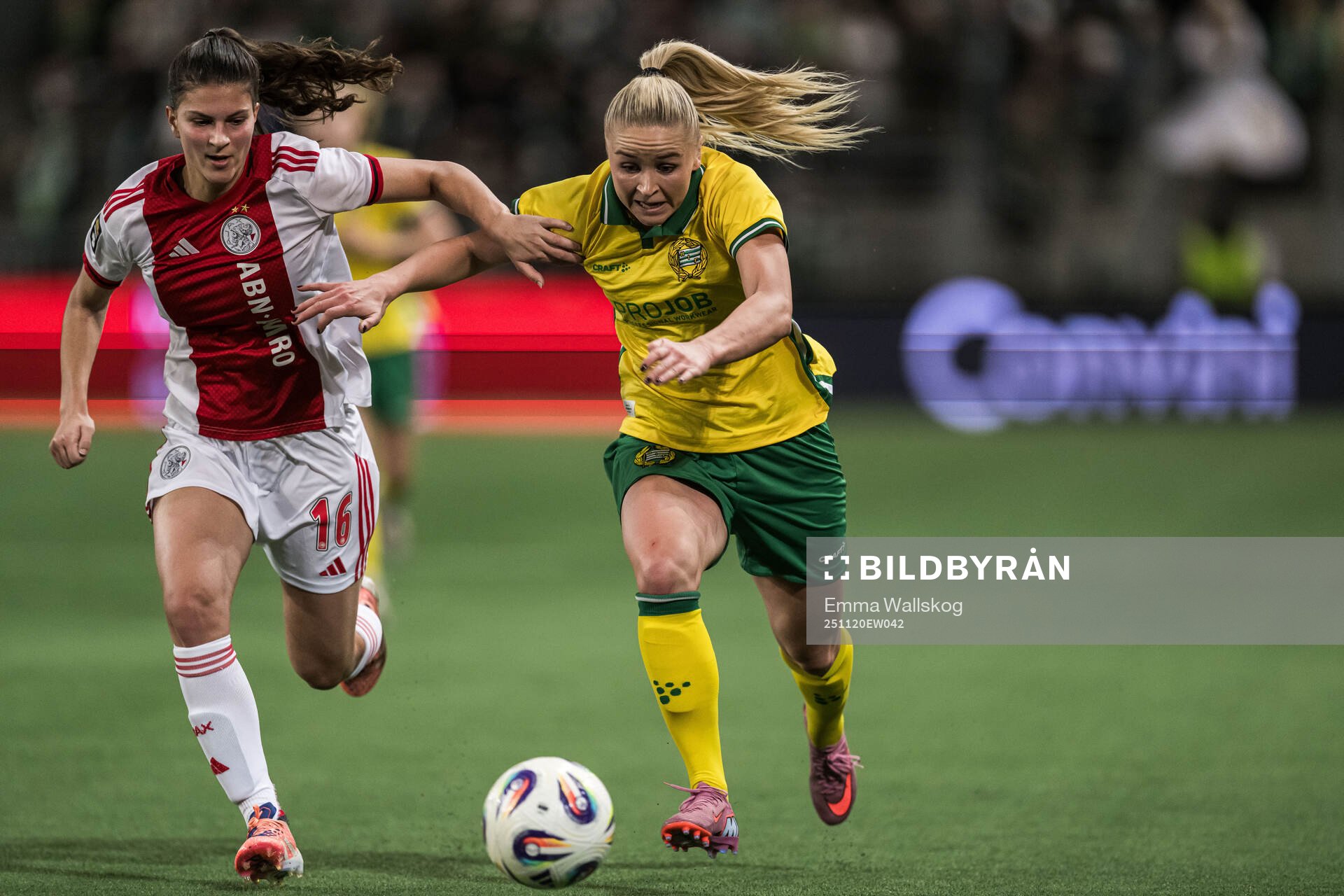 Danique Noordman of Ajax and Anna Jøsendal of Hammarby