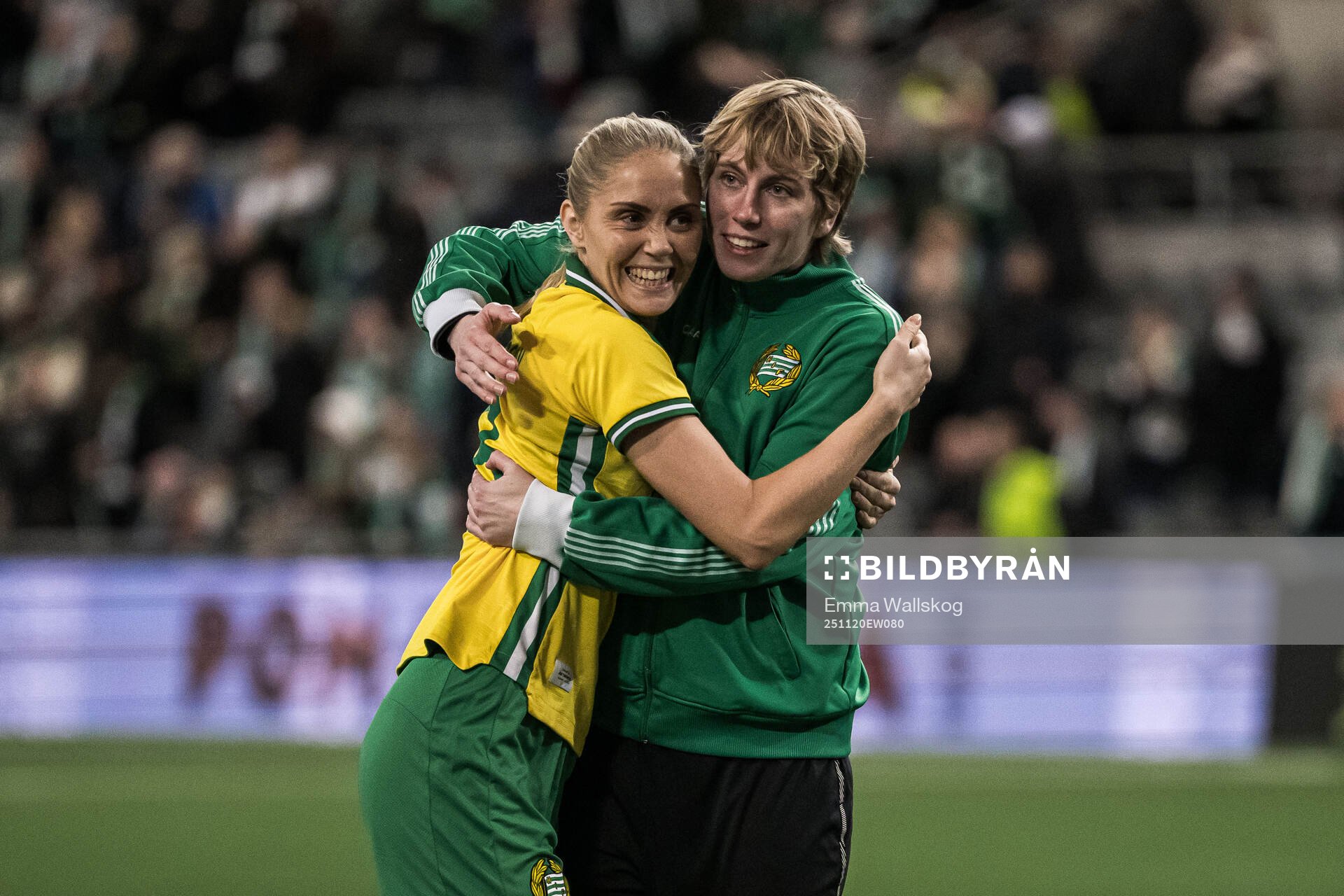 Alice Carlsson and Goalkeeper Moa Edrud of Hammarby