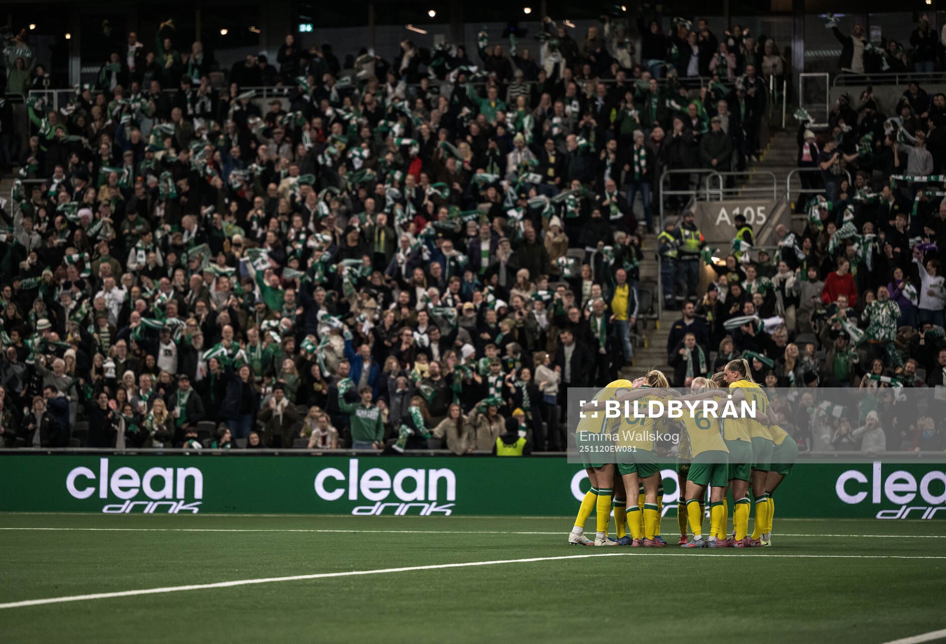 Smilla Holmberg of Hammarby celebrates with team mates