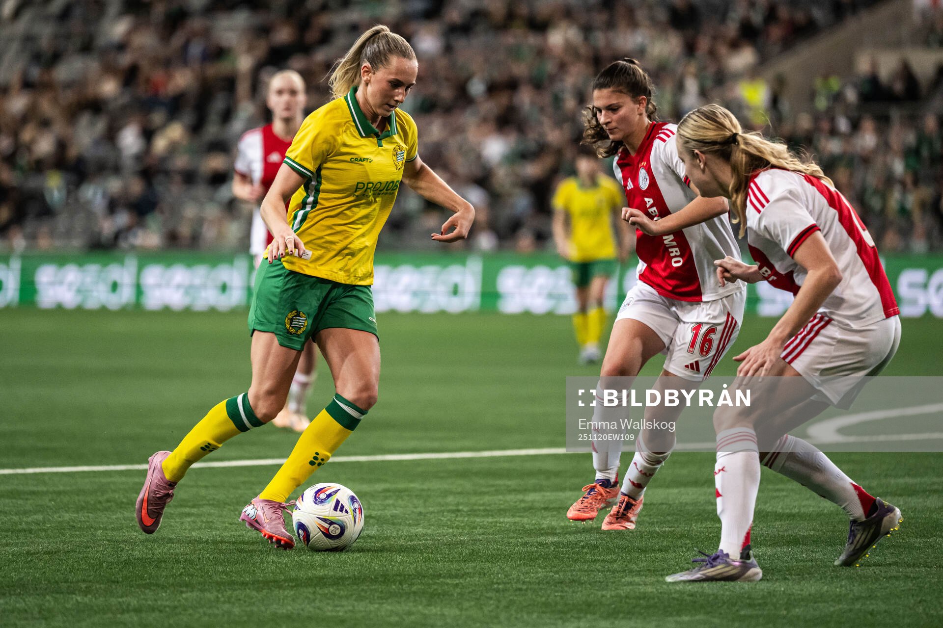 Ellen Wangerheim of Hammarby and Danique Noordman of Ajax