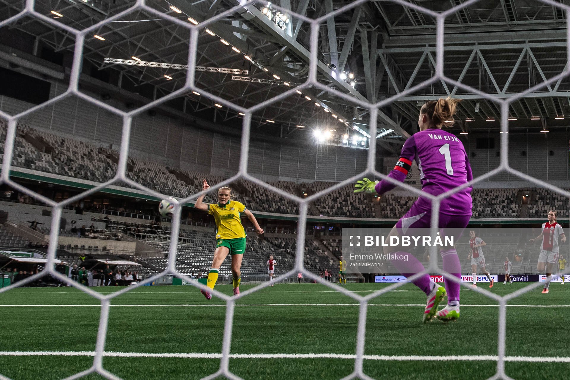 Smilla Holmberg of Hammarby scores 2-1 behind goalkeeper