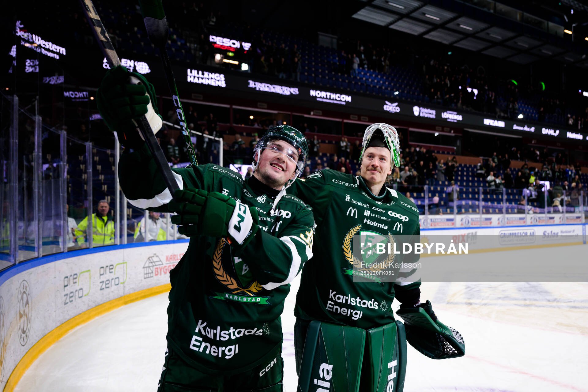 Färjestads Luke Philp och målvakt Emil Larmi jublar