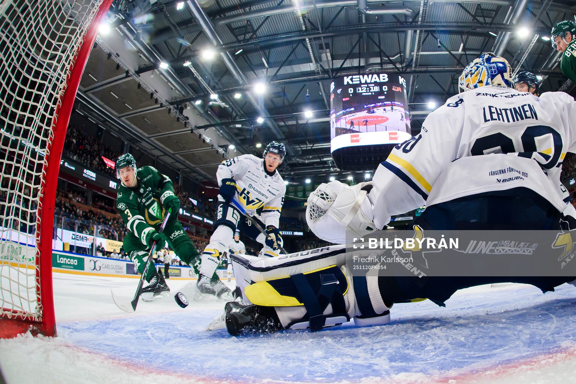 Färjestads Ronald Knot skjuter 1-0 bakom HV71s målvakt
