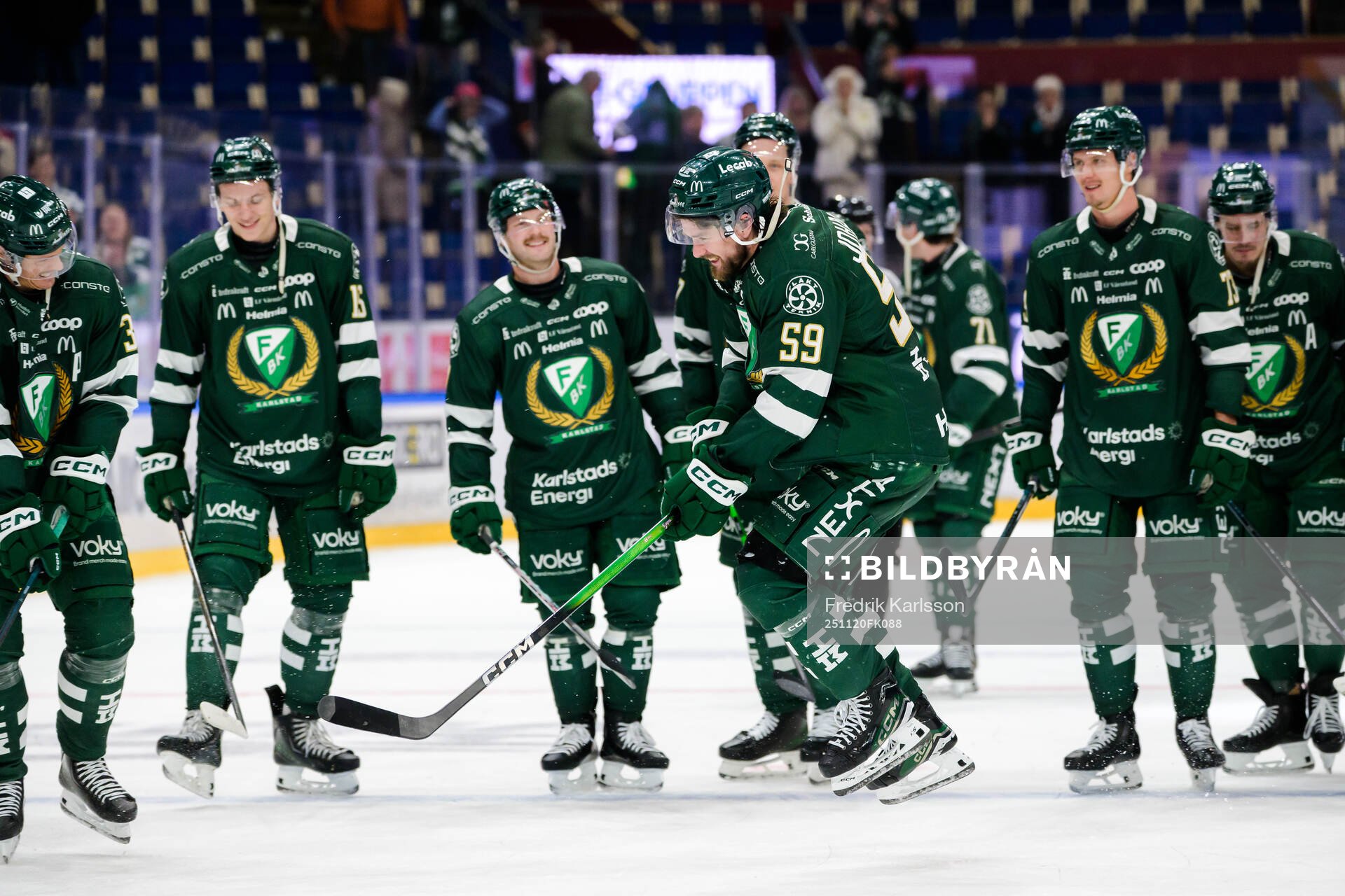 Färjestads Linus Johansson jublar med lagkamrater