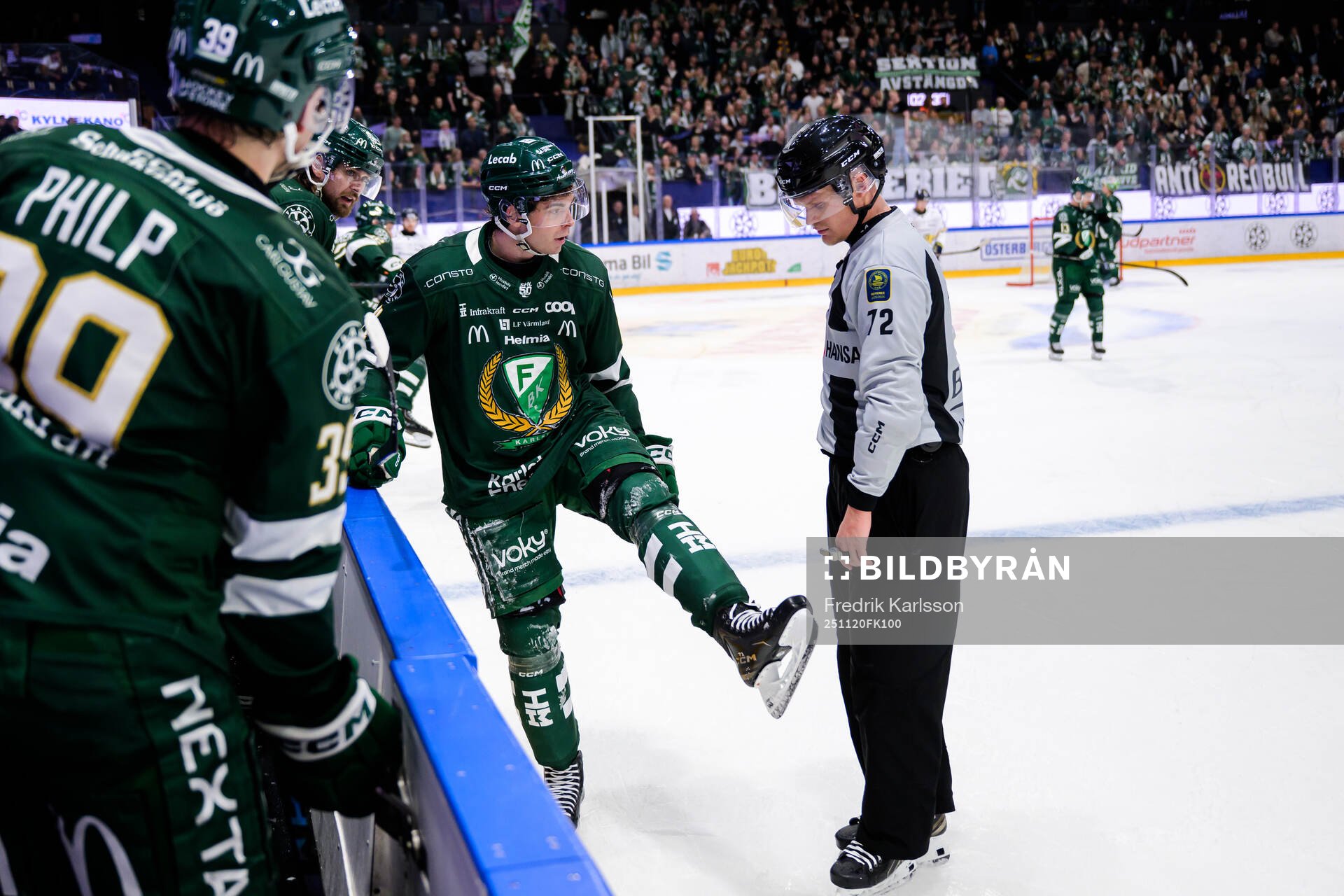 Färjestads Viktor Lodin i samtal med linjedomare William