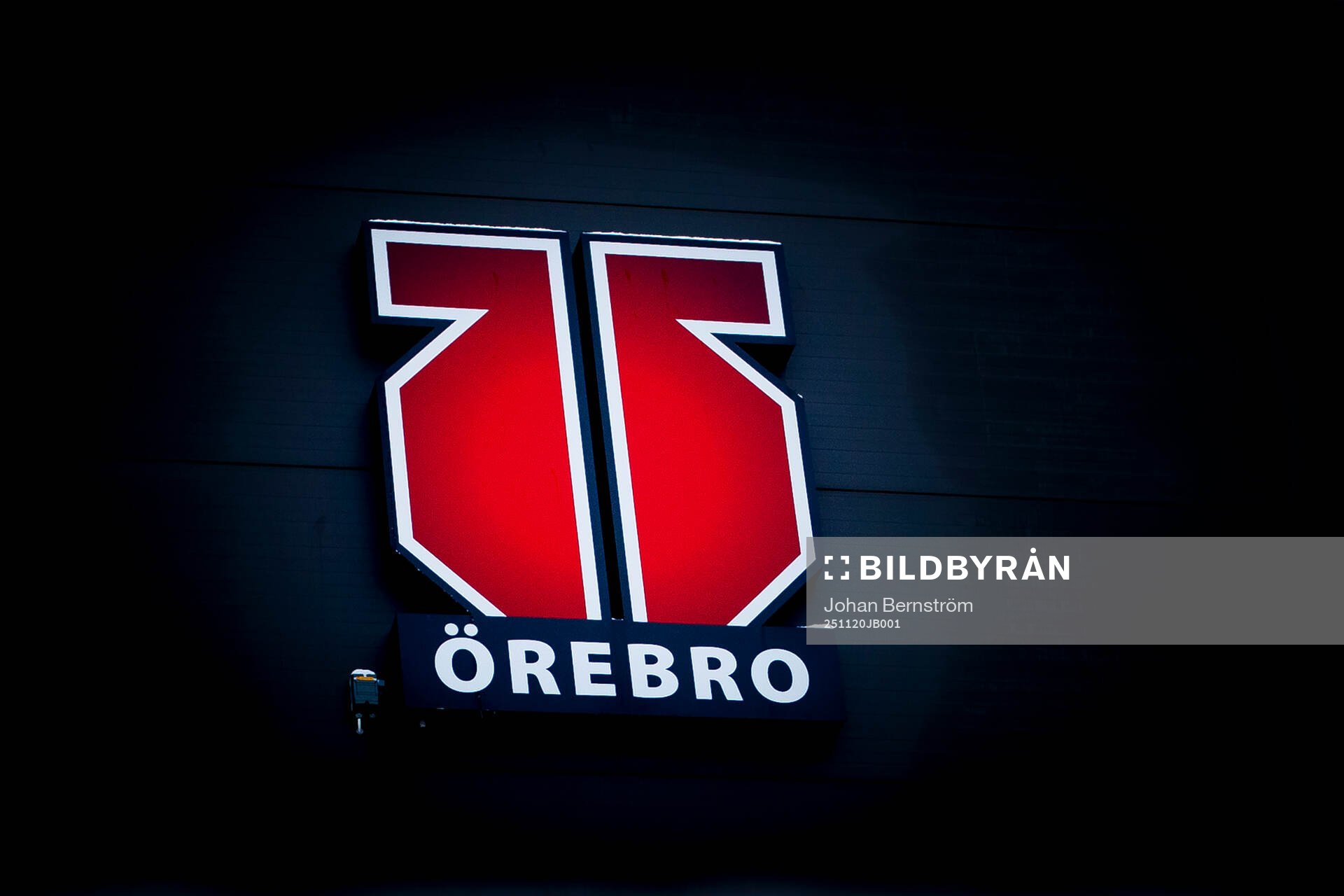 Örebro logo på Behrn Arena exteriör