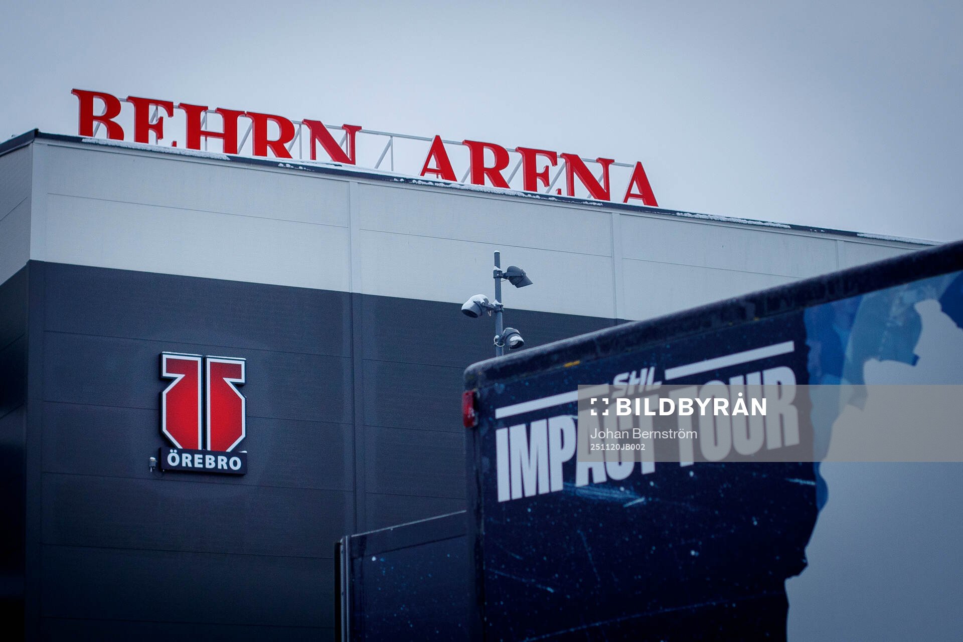 Behrn Arena exteriör och en logotyp för SHL Impact Tour