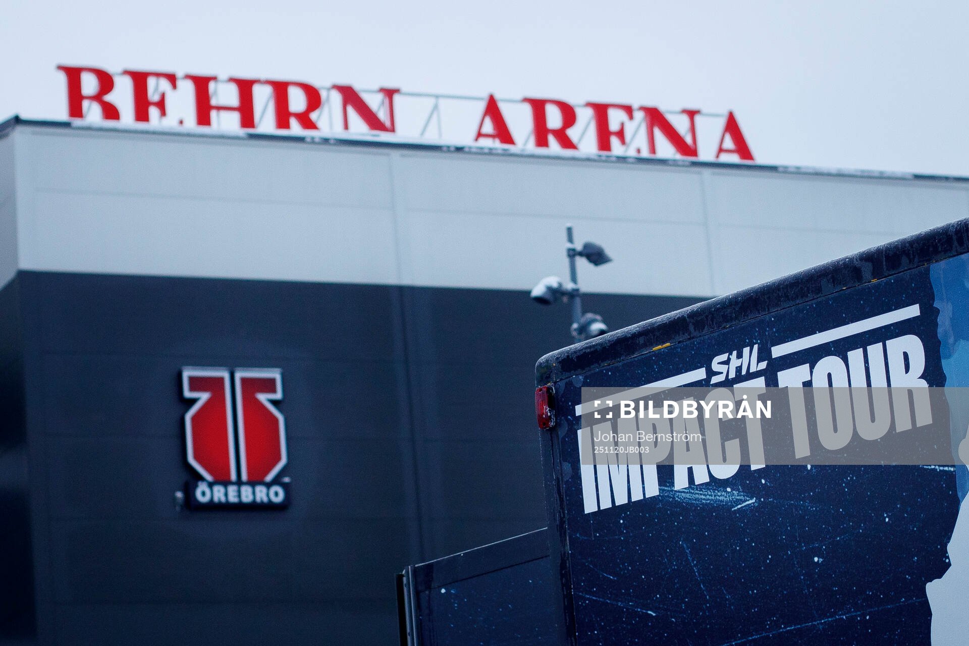 Behrn Arena exteriör och en logotyp för SHL Impact Tour