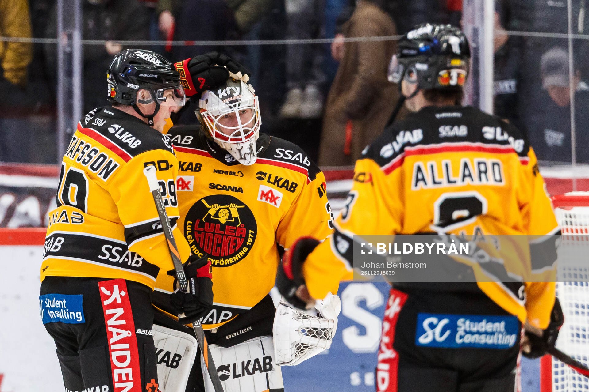 Luleås Erik Gustafsson och målvakt Joel Lassinantti jublar