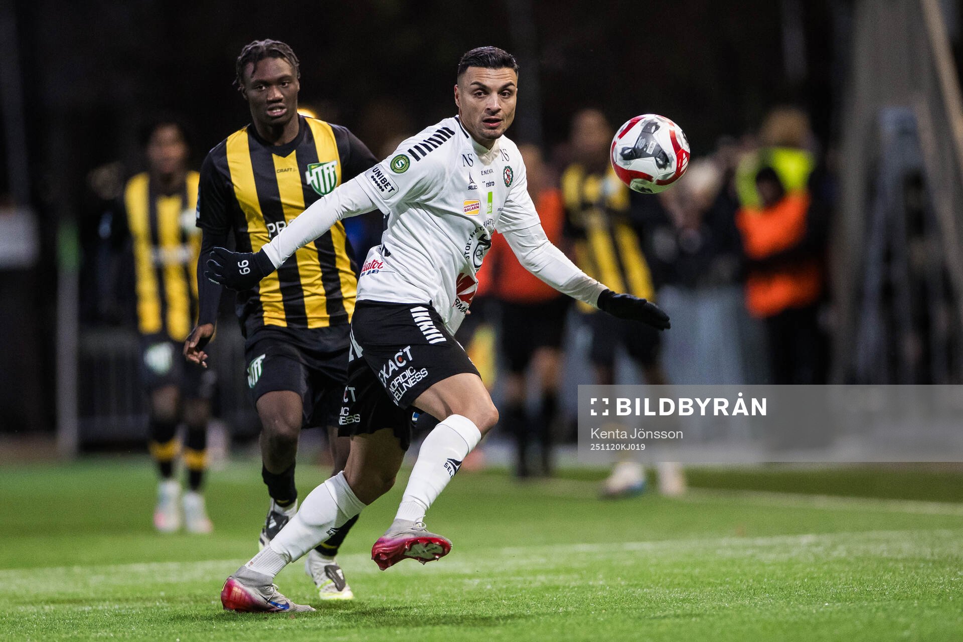 Hammarby TFFs Essayas Lwampindy-Bofua och Örebros Ahmed