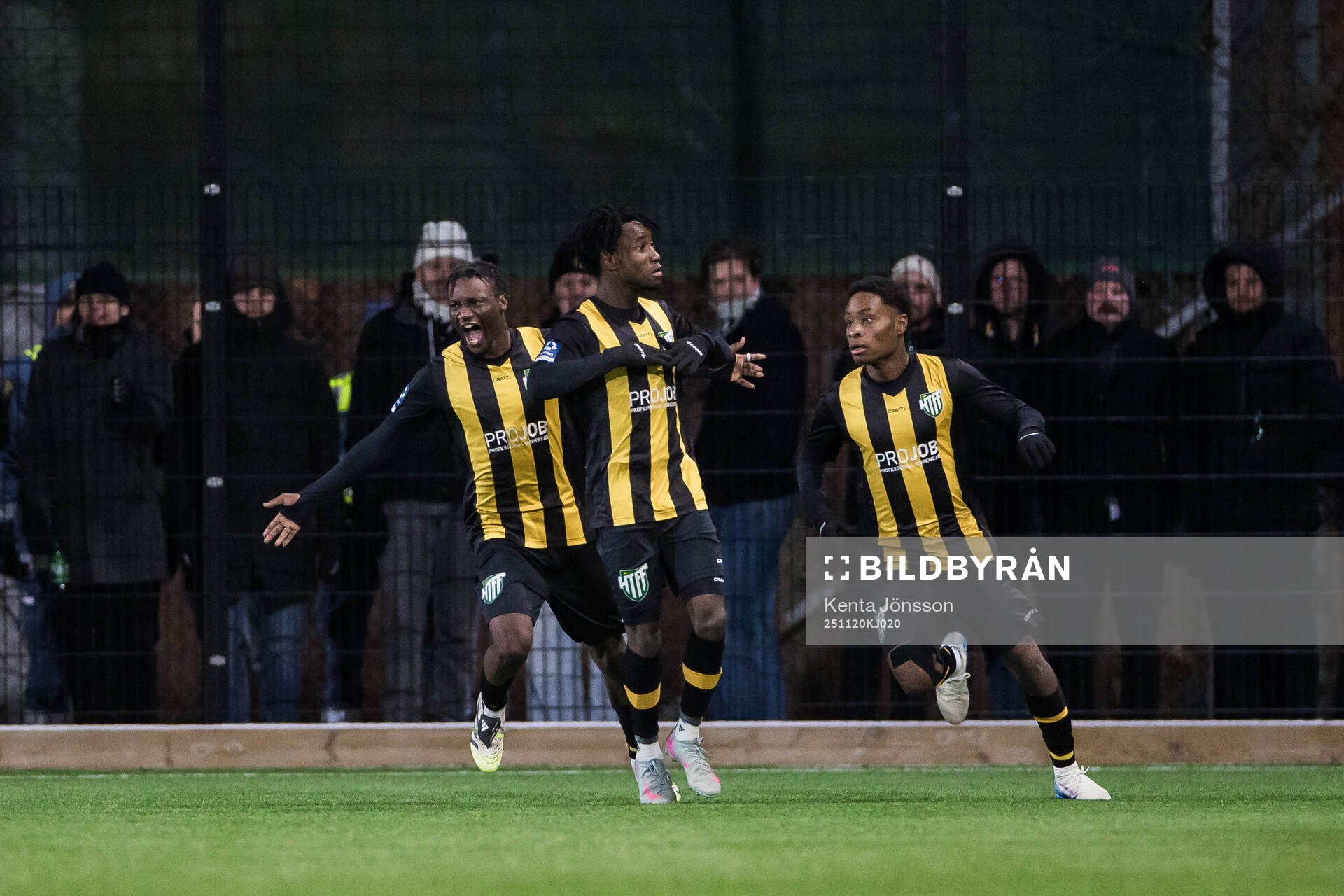 Hammarby TFFs Odera Samuel Onuchukwu Adindu (m) jublar med