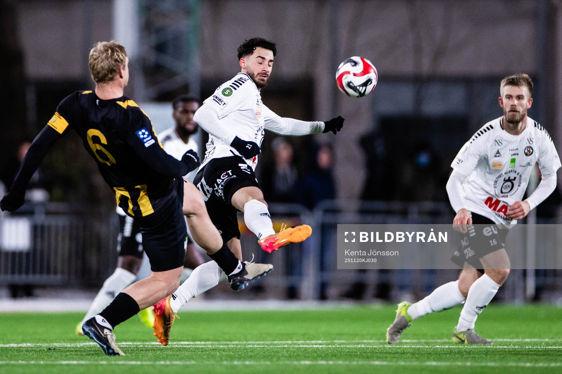 Hammarby TFFs Jordan Simpson och Örebros Simon Amin