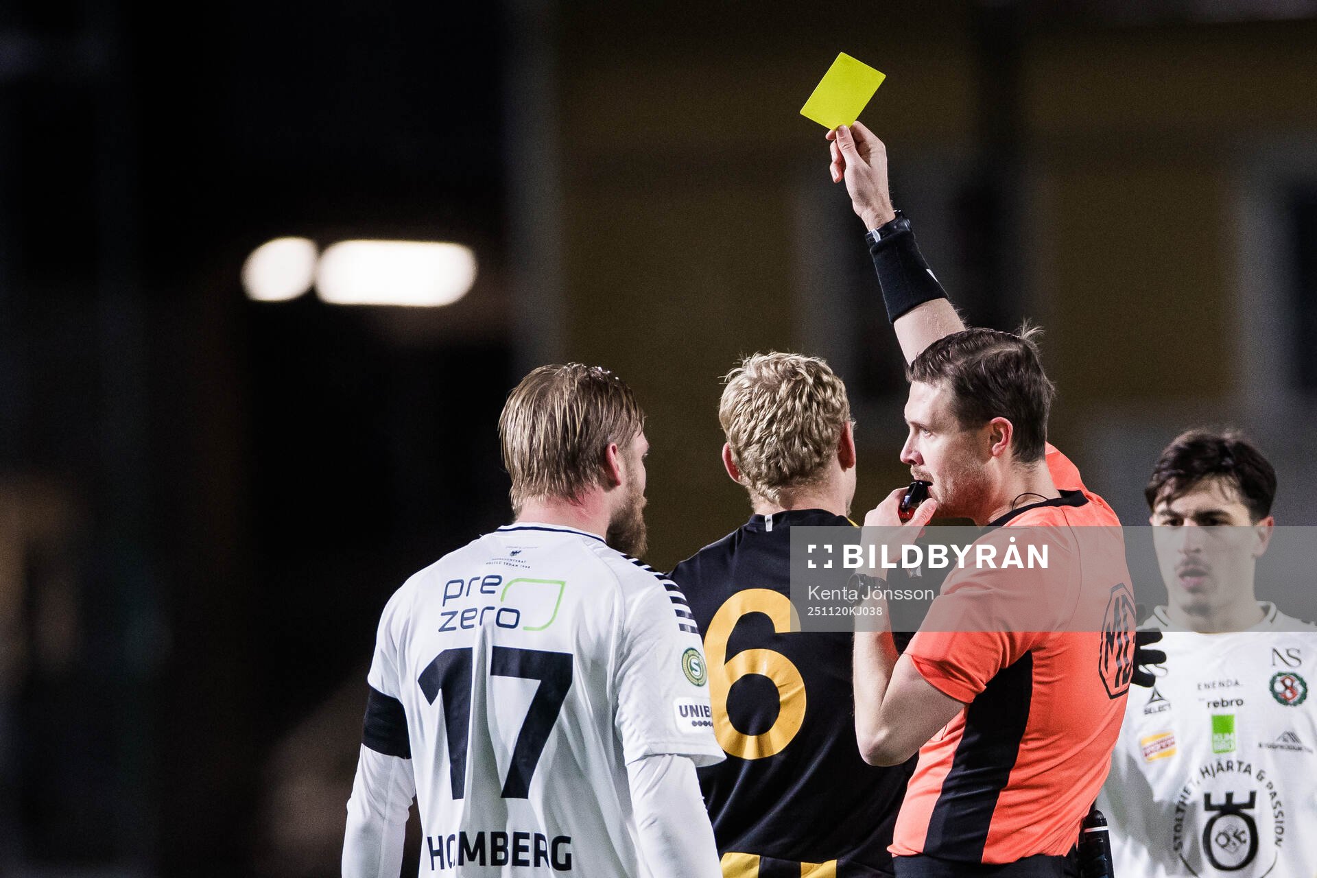 Örebros Karl Holmberg blir varnad av Domare Erik Mattsson