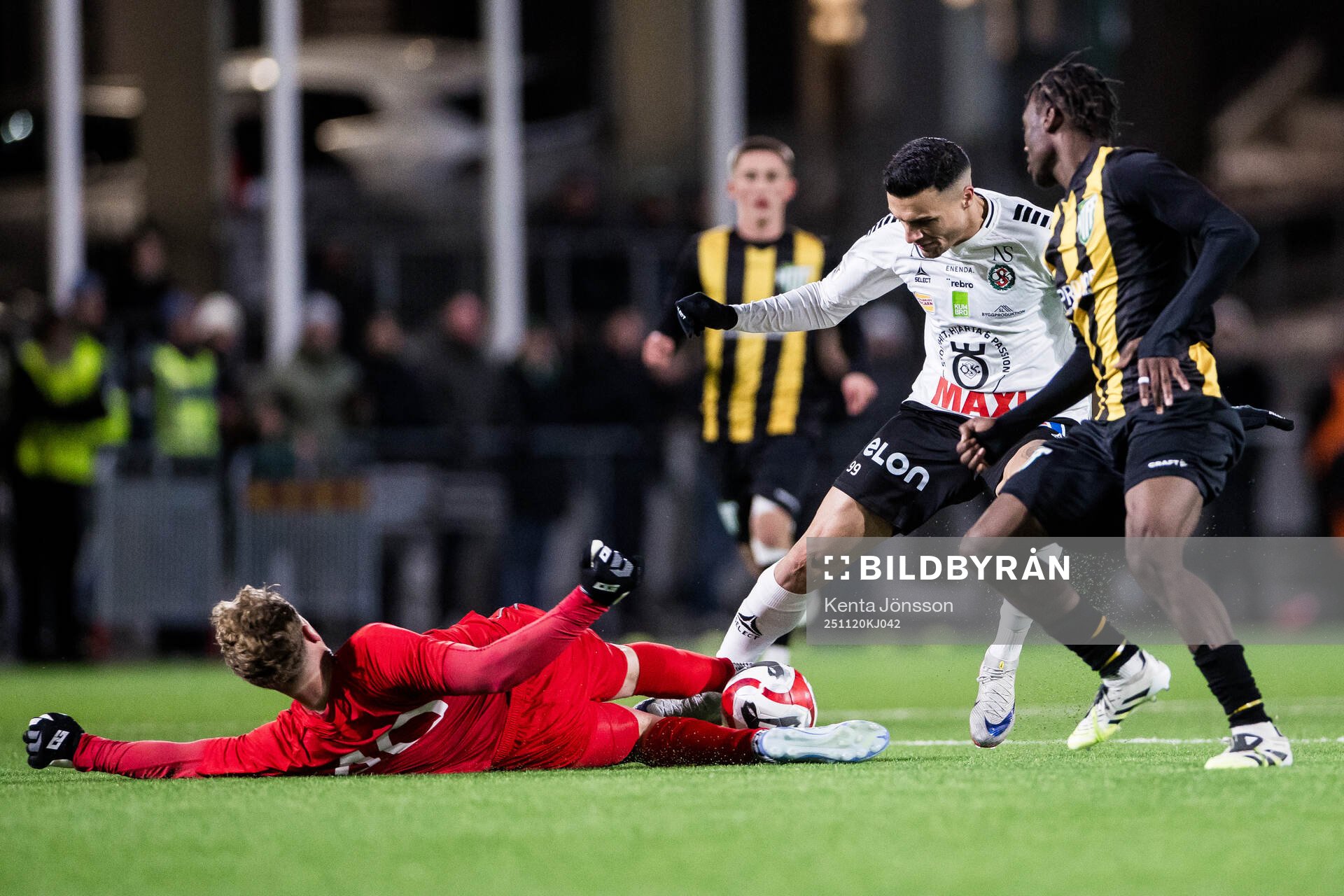 Hammarby TFFs målvakt Amar Dzevlan och Örebros Ahmed Yasin