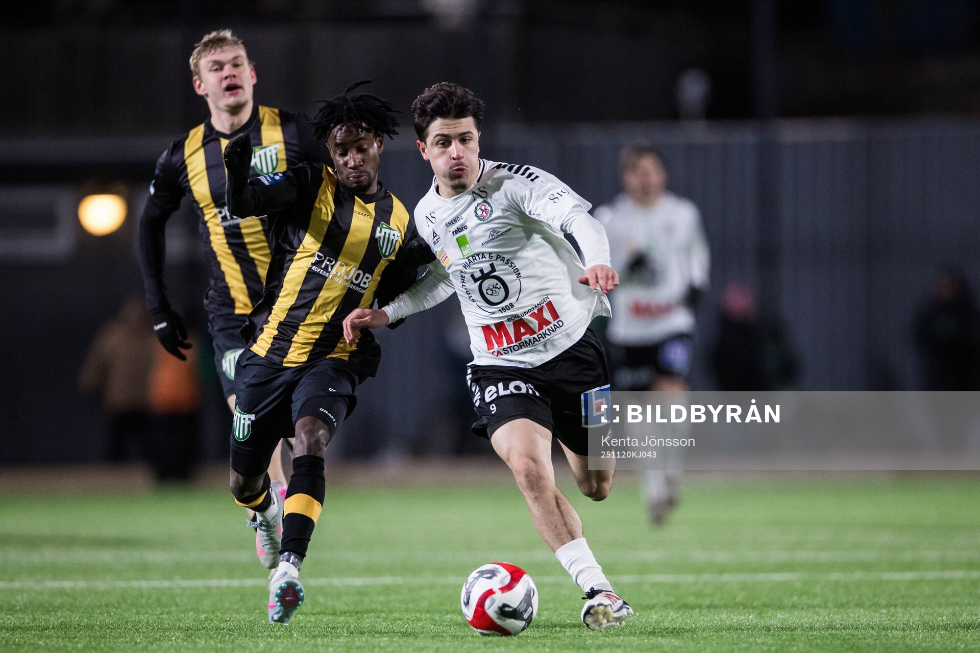 Hammarby TFFs Odera Samuel Onuchukwu Adindu och Örebros