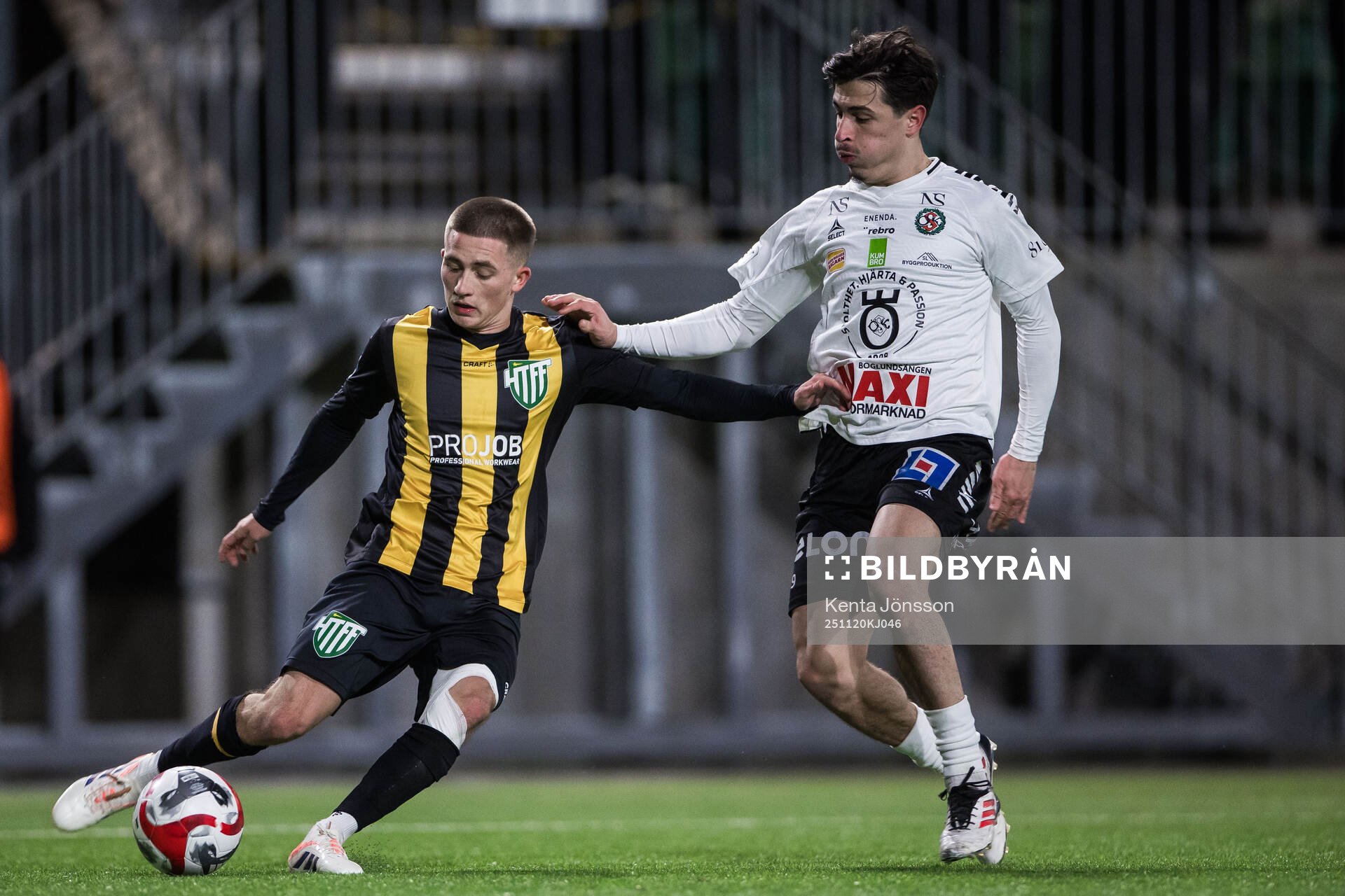 Hammarby TFFs Benjamin Laturnus och Örebros Antonio Yakoub
