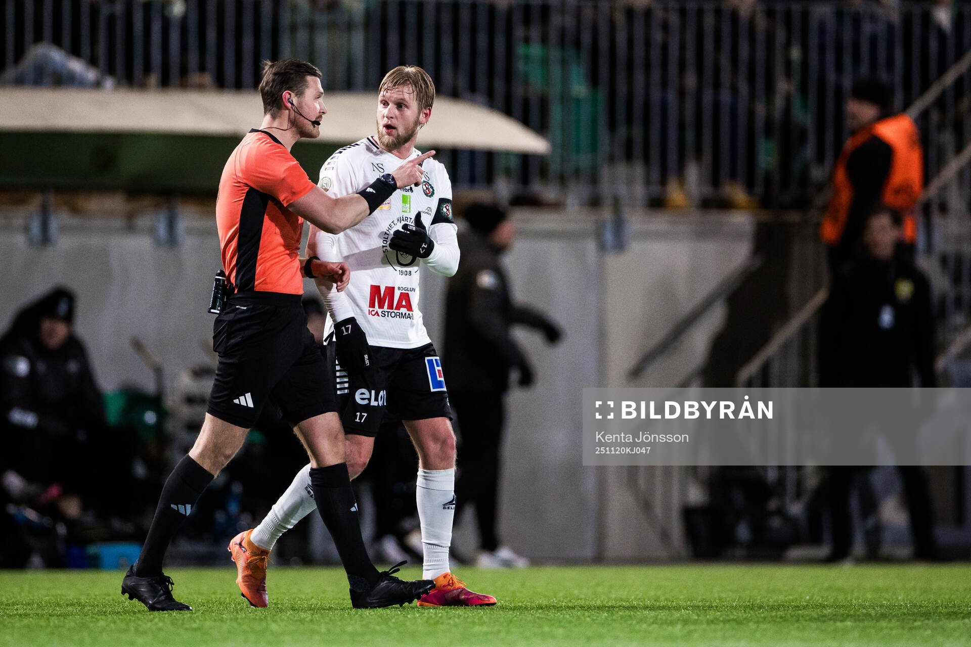 Domare Erik Mattsson och Örebros Karl Holmberg