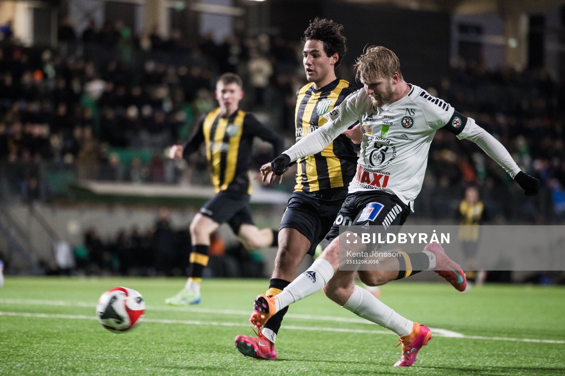 Örebros Karl Holmberg och Hammarby TFFs Jordan Simpson