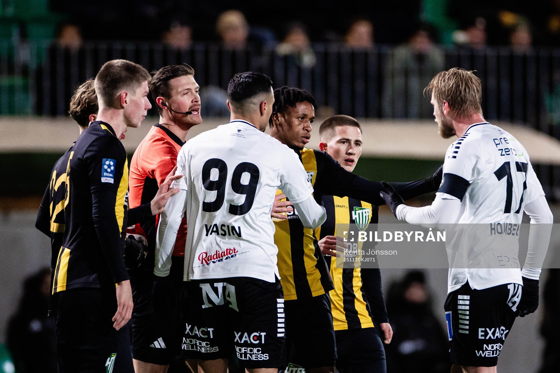 Hammarby TFFs Essayas Lwampindy-Bofua och Björn Hedlöf i
