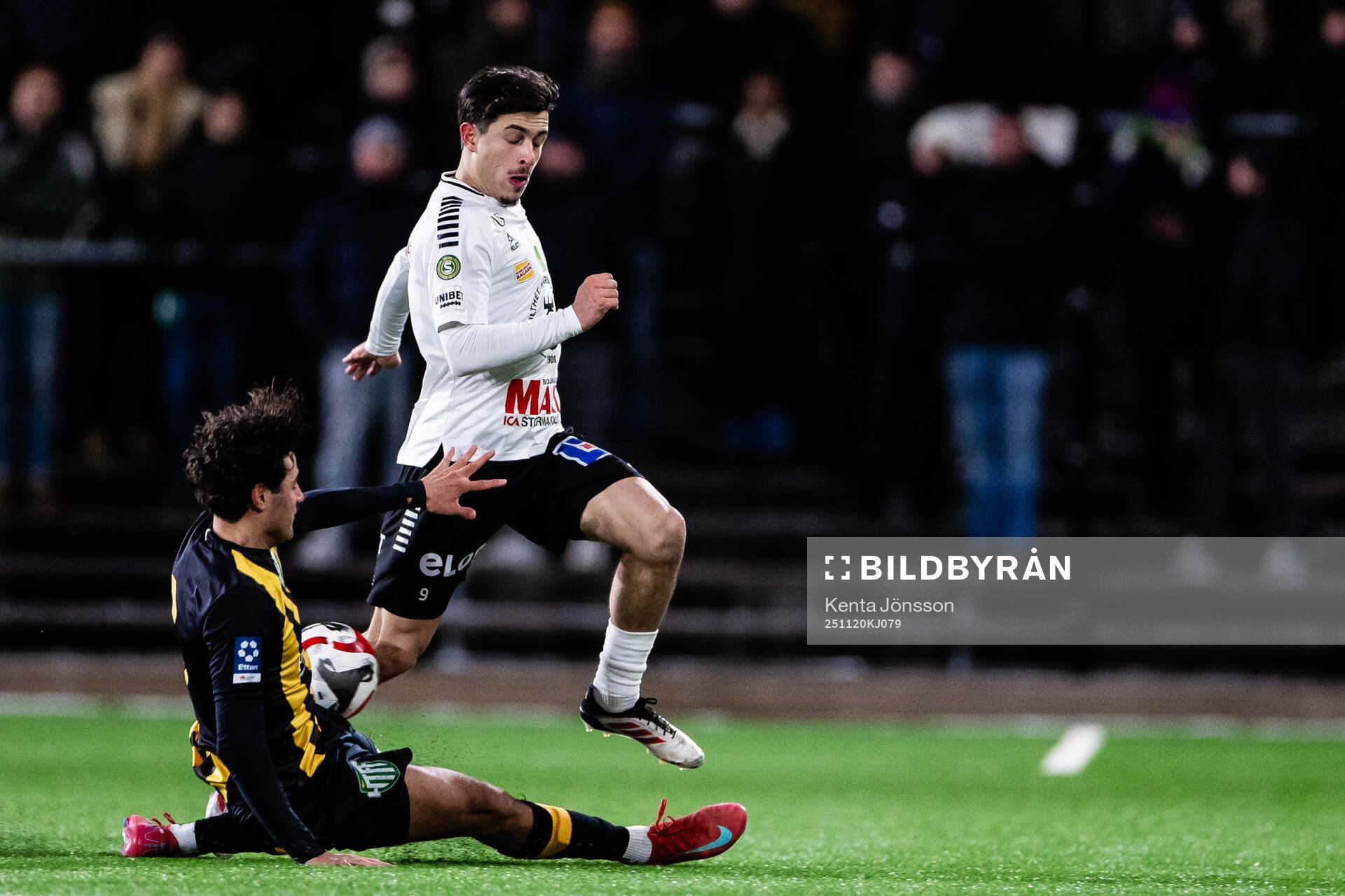 Hammarby TFFs Jordan Simpson och Örebros Antonio Yakoub