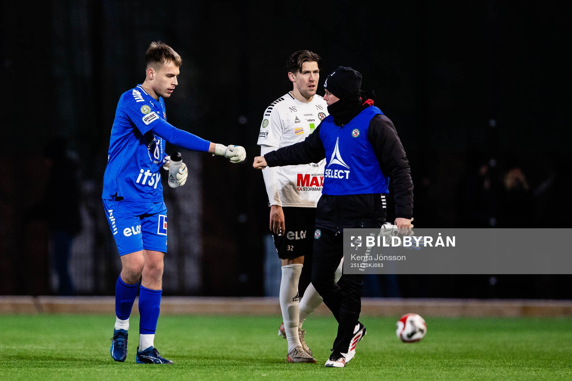 Örebros målvakt Jakub Ojrzynski deppar