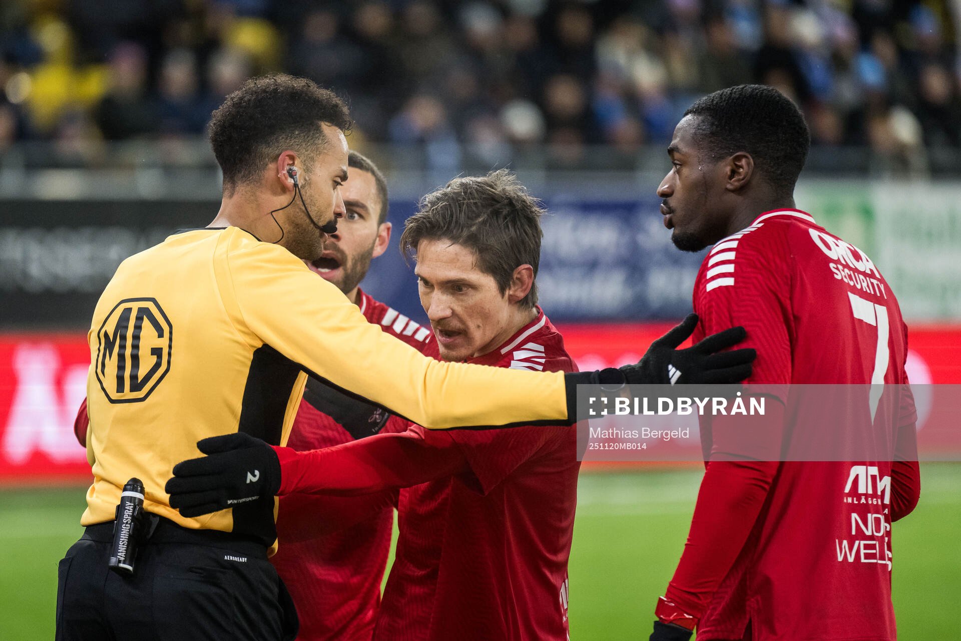 Domare Farouk Nehdi och Utsiktens Malkolm Moenza, Robin