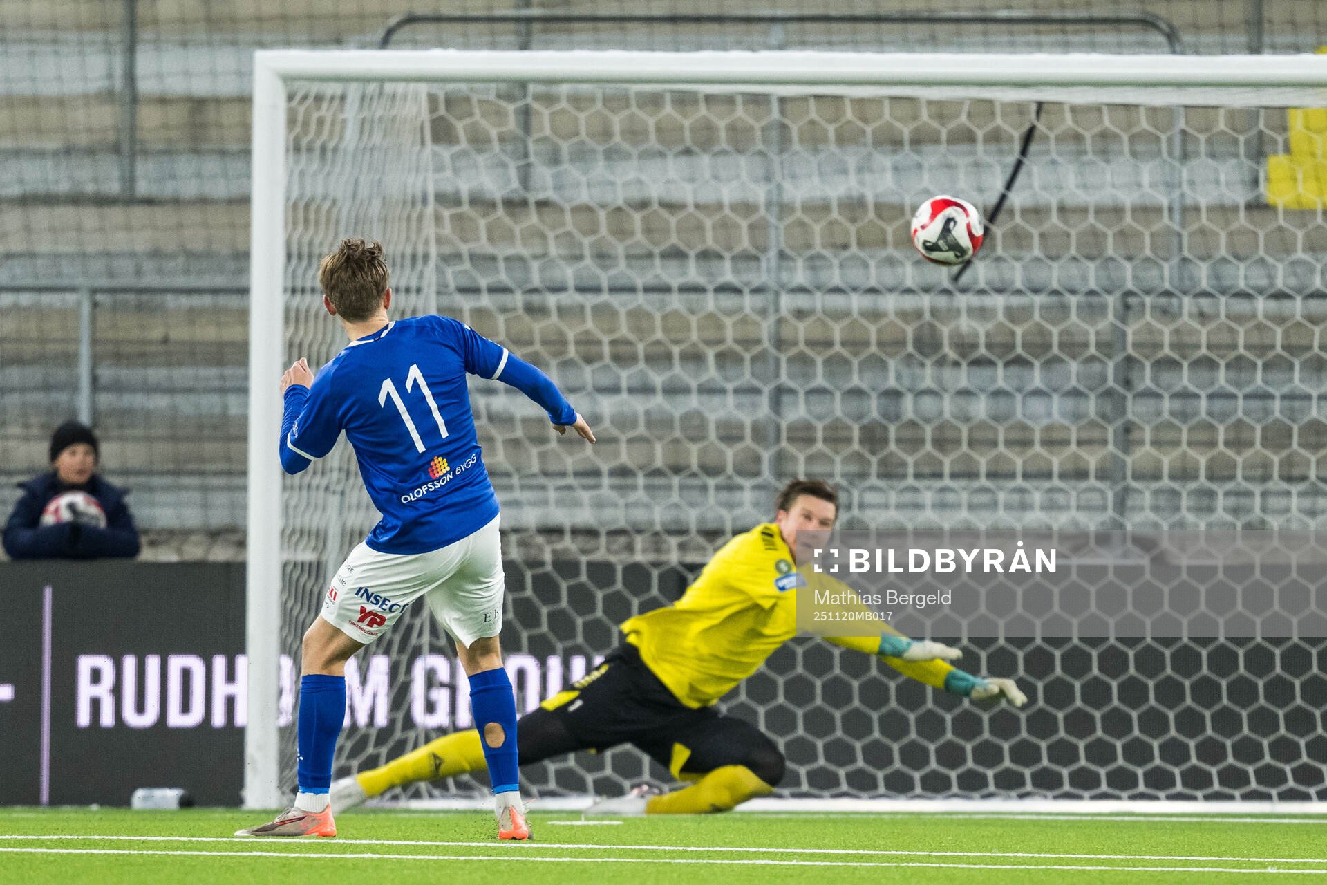 Norrby IFs Max Andersson gör 1-0 på Utsiktens målvakt
