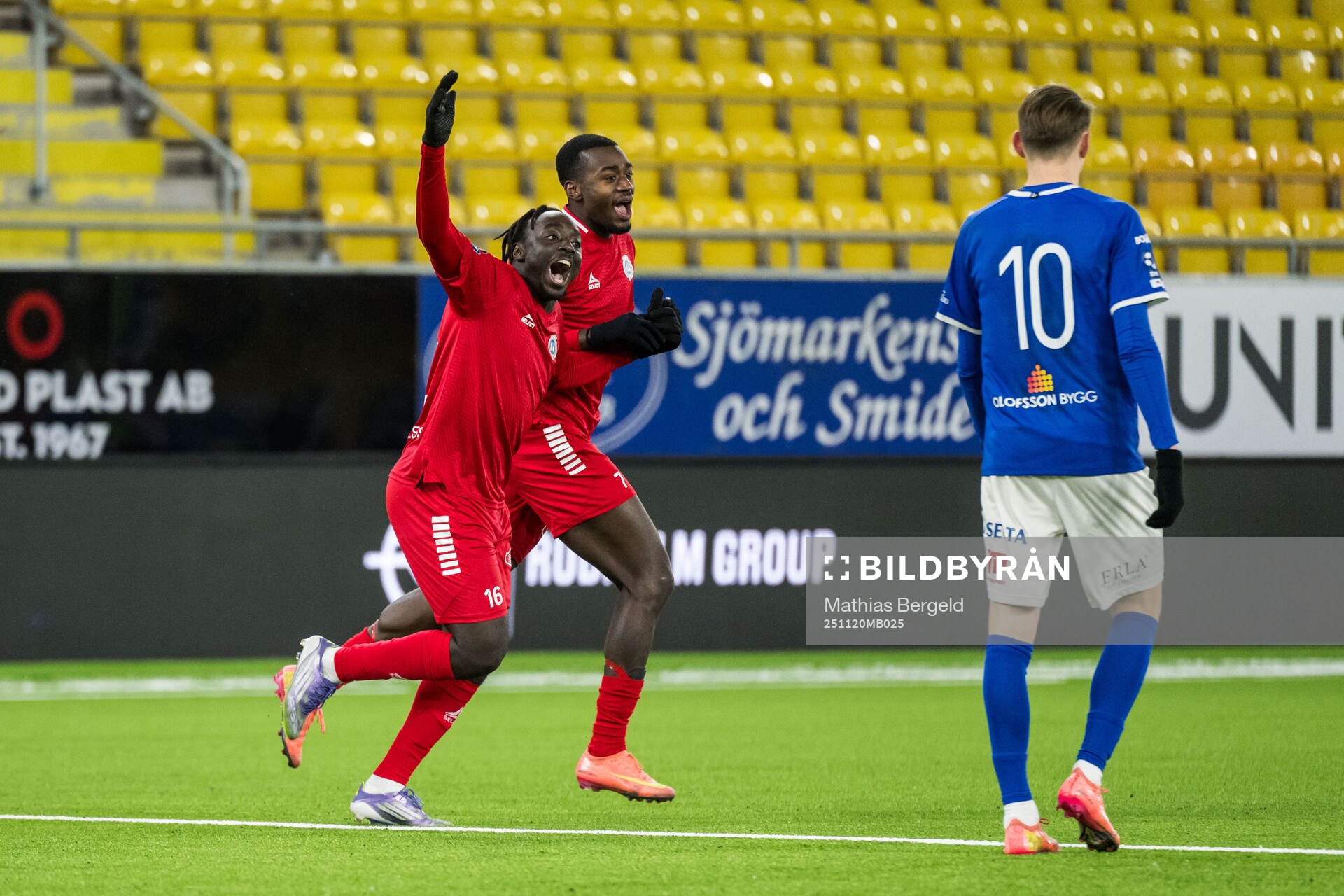 Utsiktens Kalipha Jawla och Adil Titi jublar och Norrby IFs