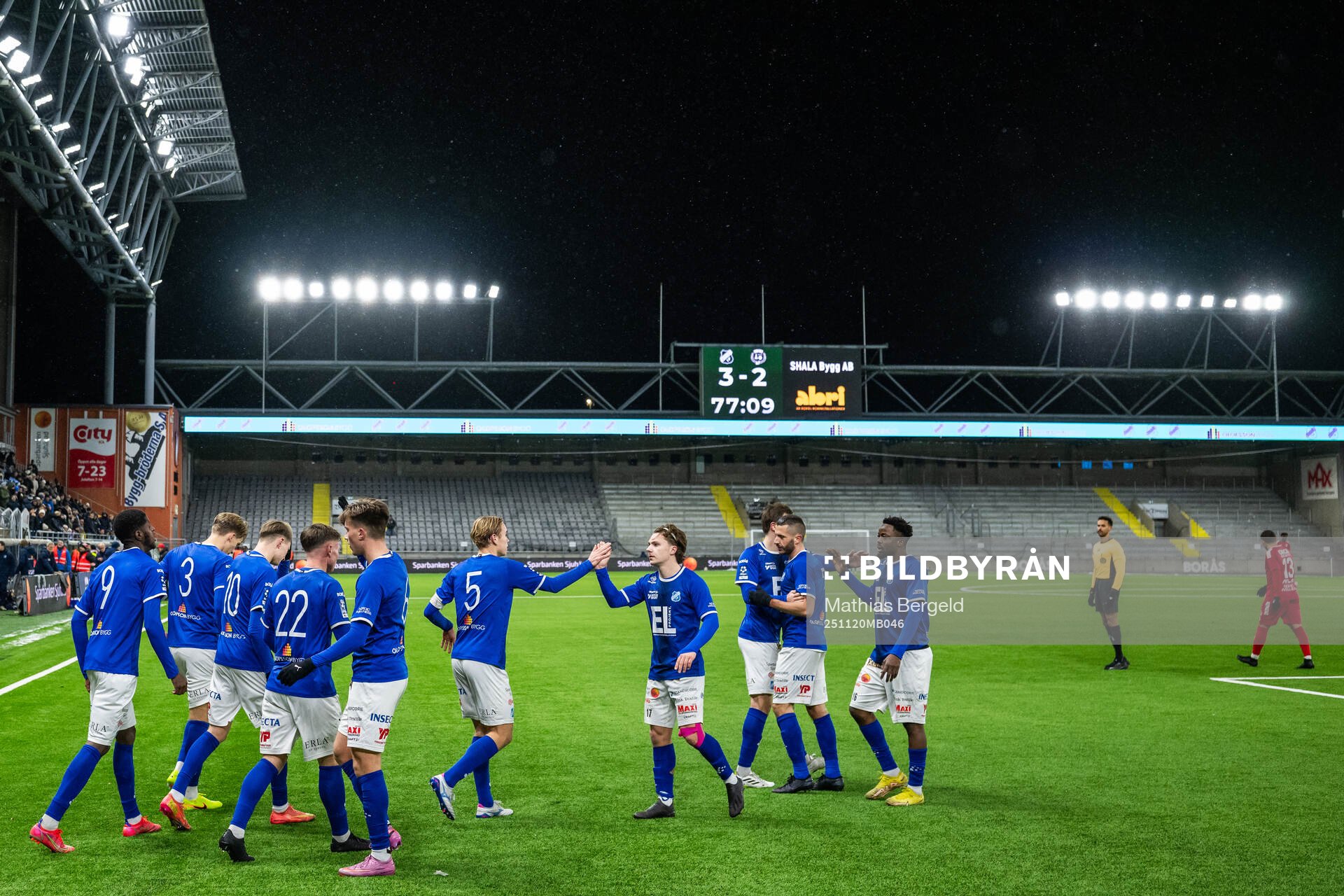 Norrbys Chisomnazu Chika Chidi jublar med lagkamrater