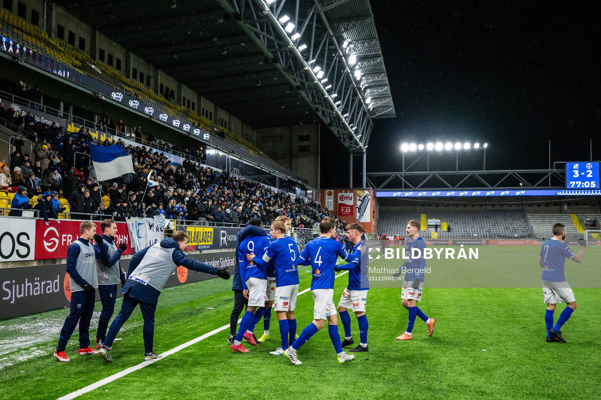 Norrbys Chisomnazu Chika Chidi jublar med lagkamrater