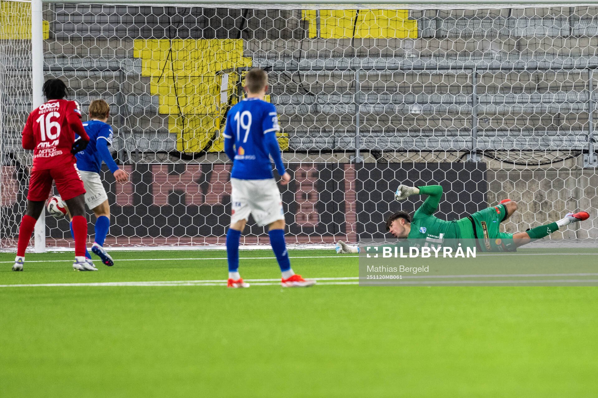 Norrbys Sebastian Banozic ser bollen ta i stolåen