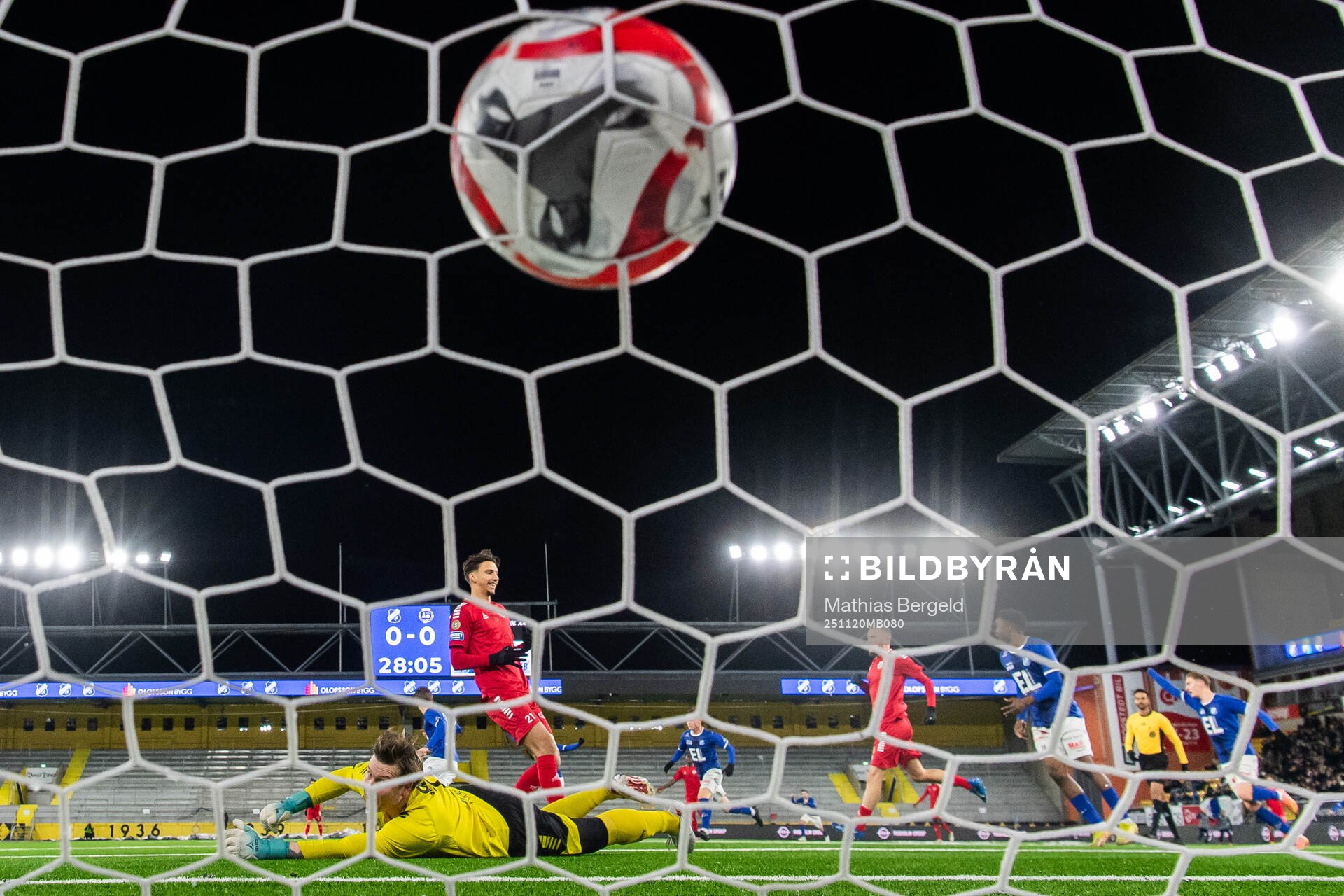 Norrbys Max Andersson gör 1-0 bakom Utsiktens målvakt