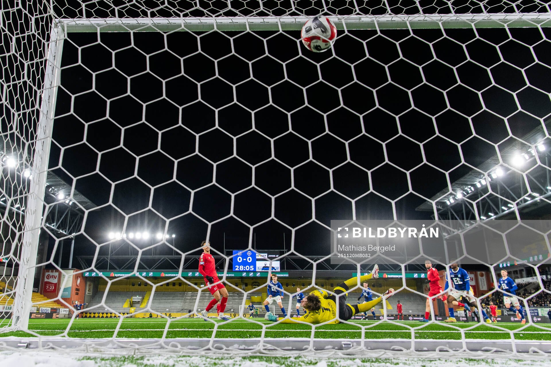 Norrbys Max Andersson gör 1-0 bakom Utsiktens målvakt