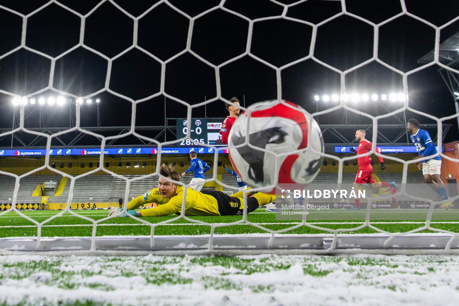 Norrbys Max Andersson gör 1-0 bakom Utsiktens målvakt