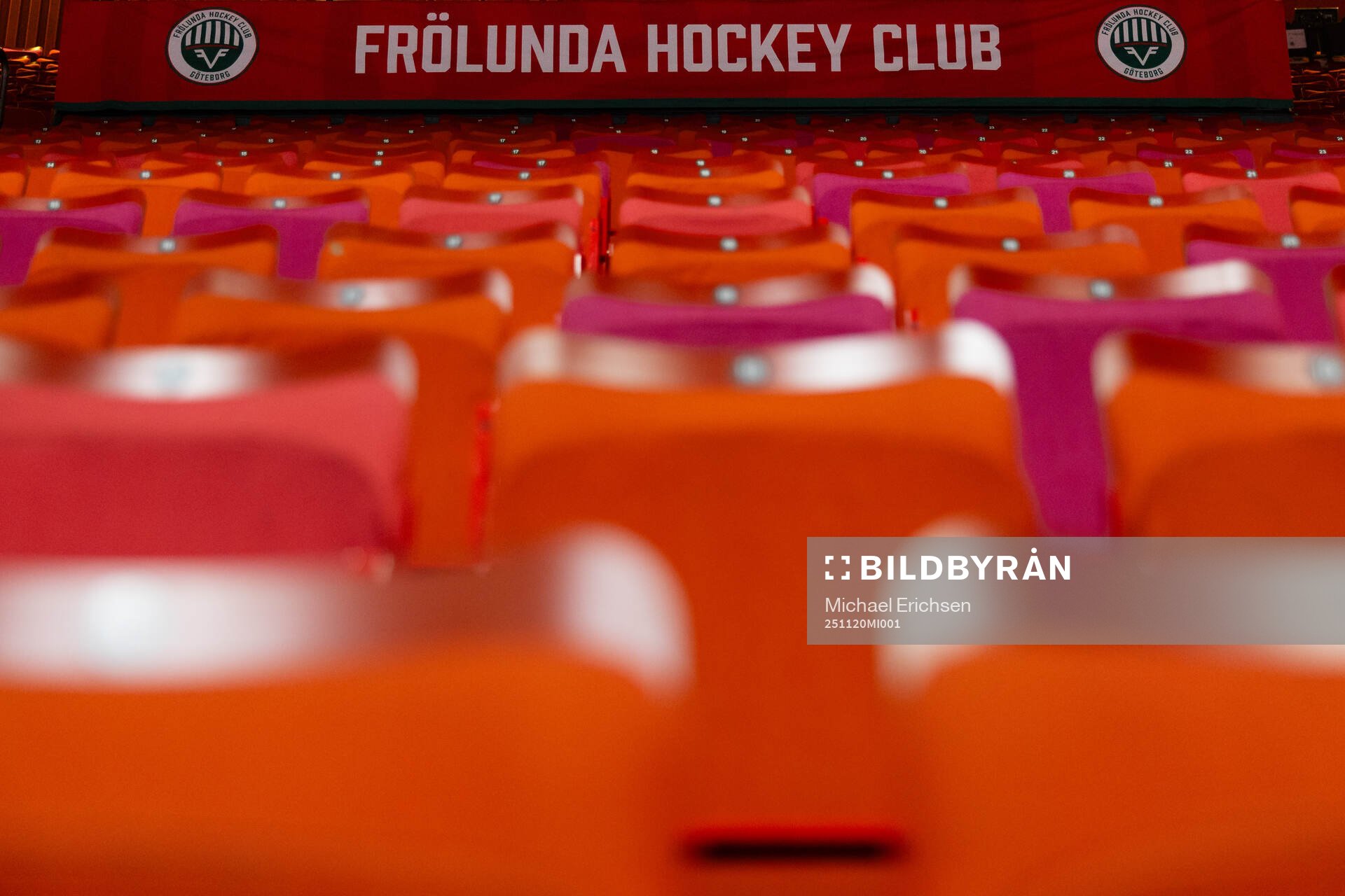 Frölundas klubbmärke på en vepa i Scandinavium