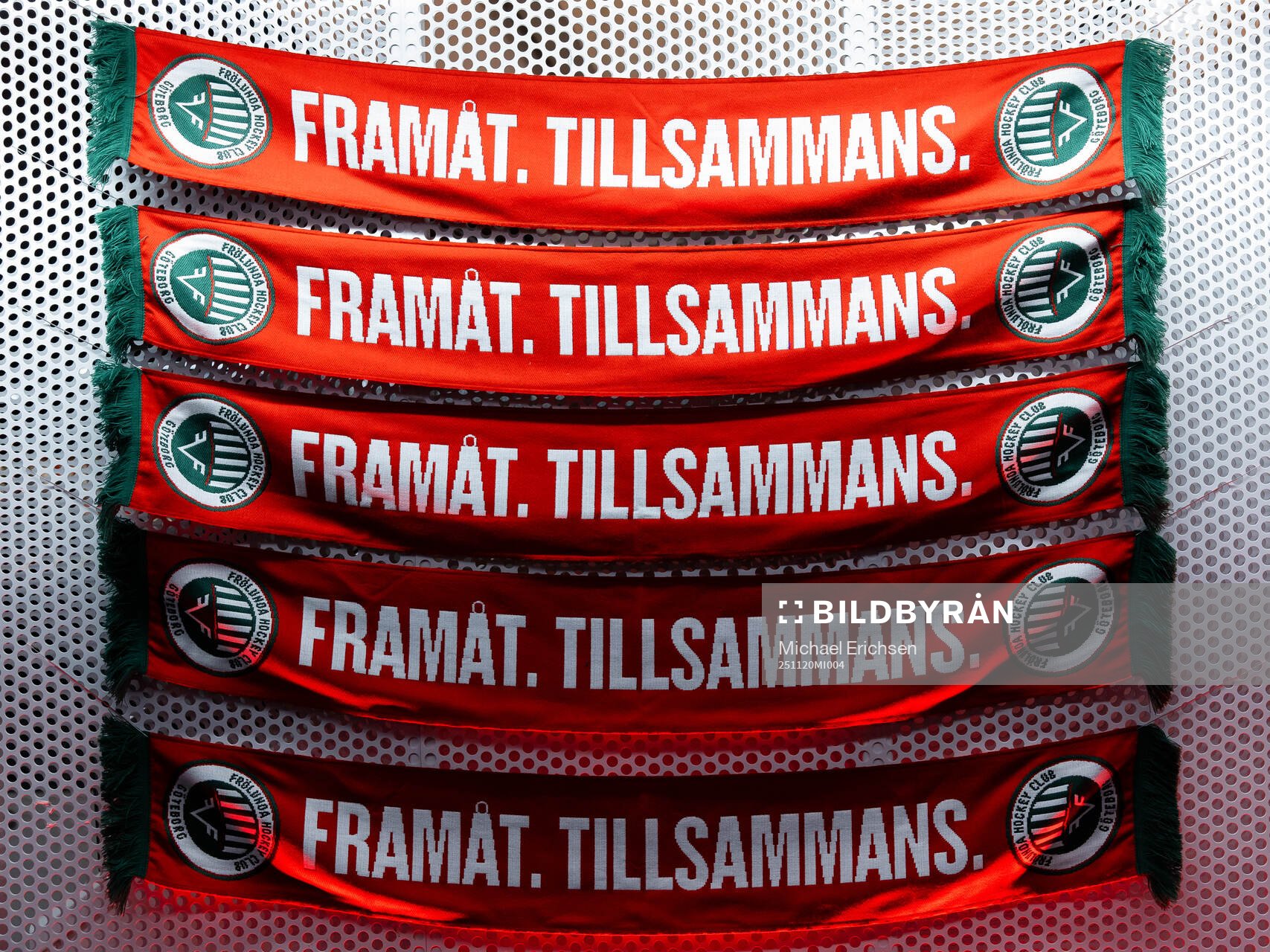 Frölundas klubbmärke på halsdukar i Scandinavium