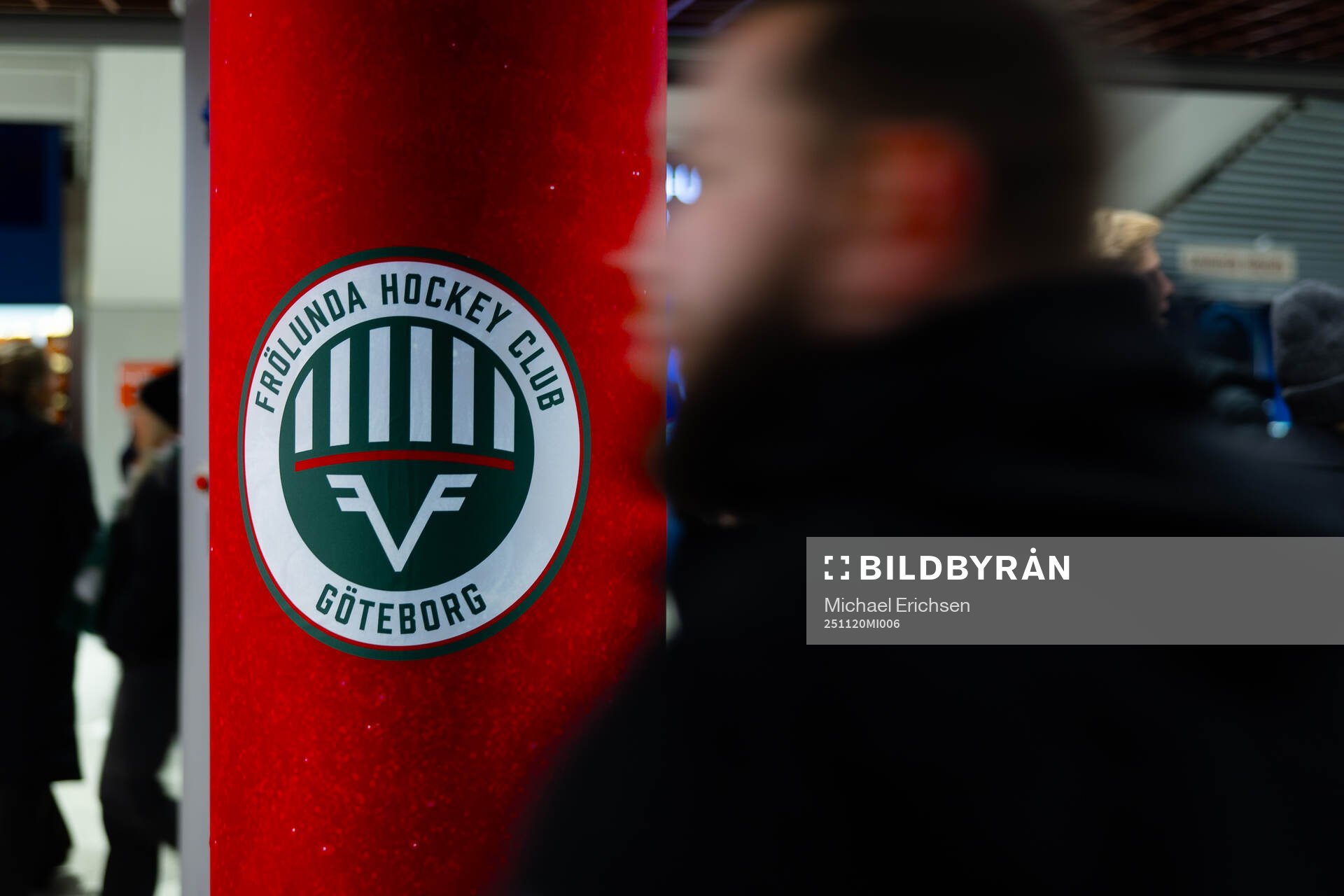Frölundas klubbmärke på en pelare i Scandinavium