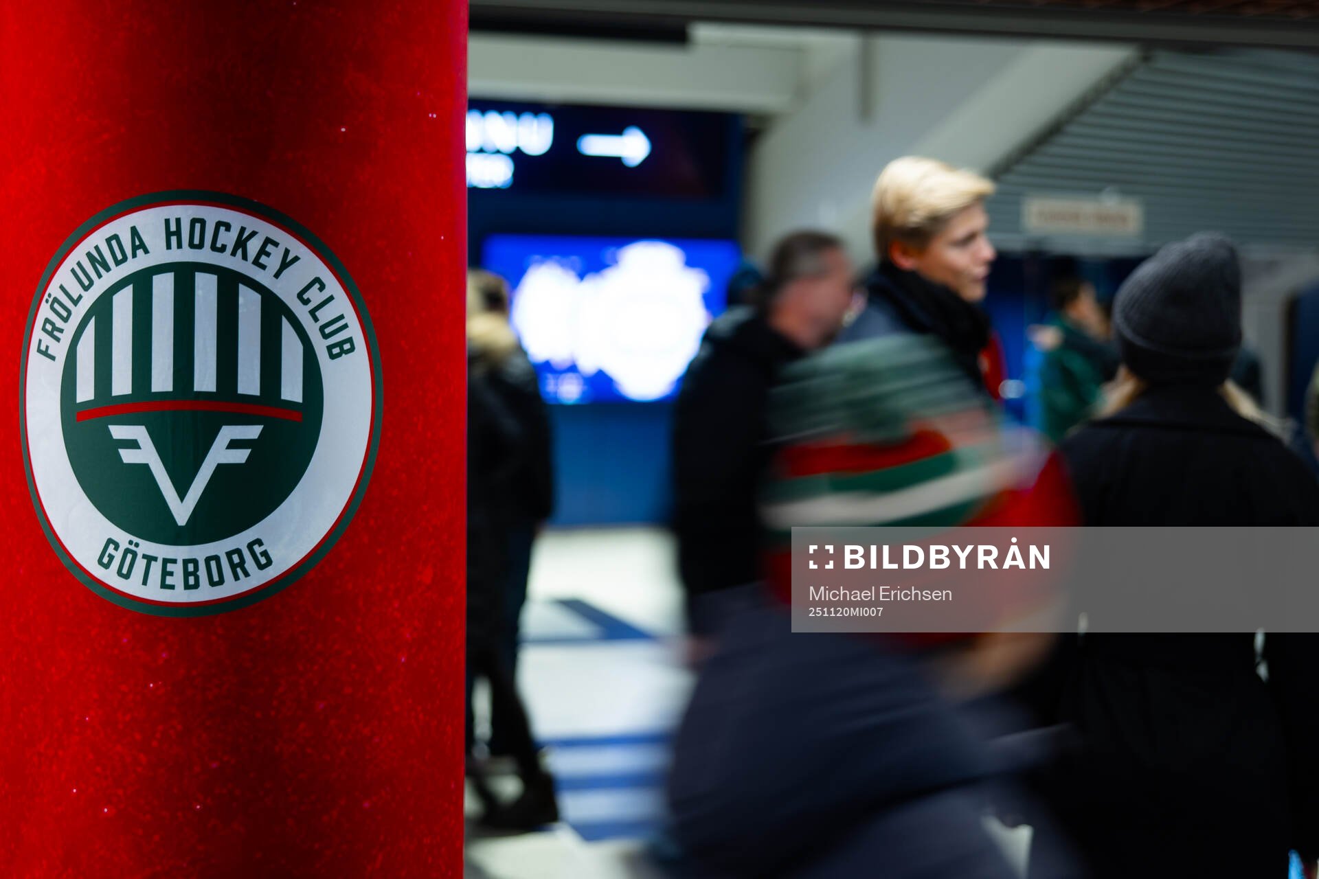 Frölundas klubbmärke på en pelare i Scandinavium