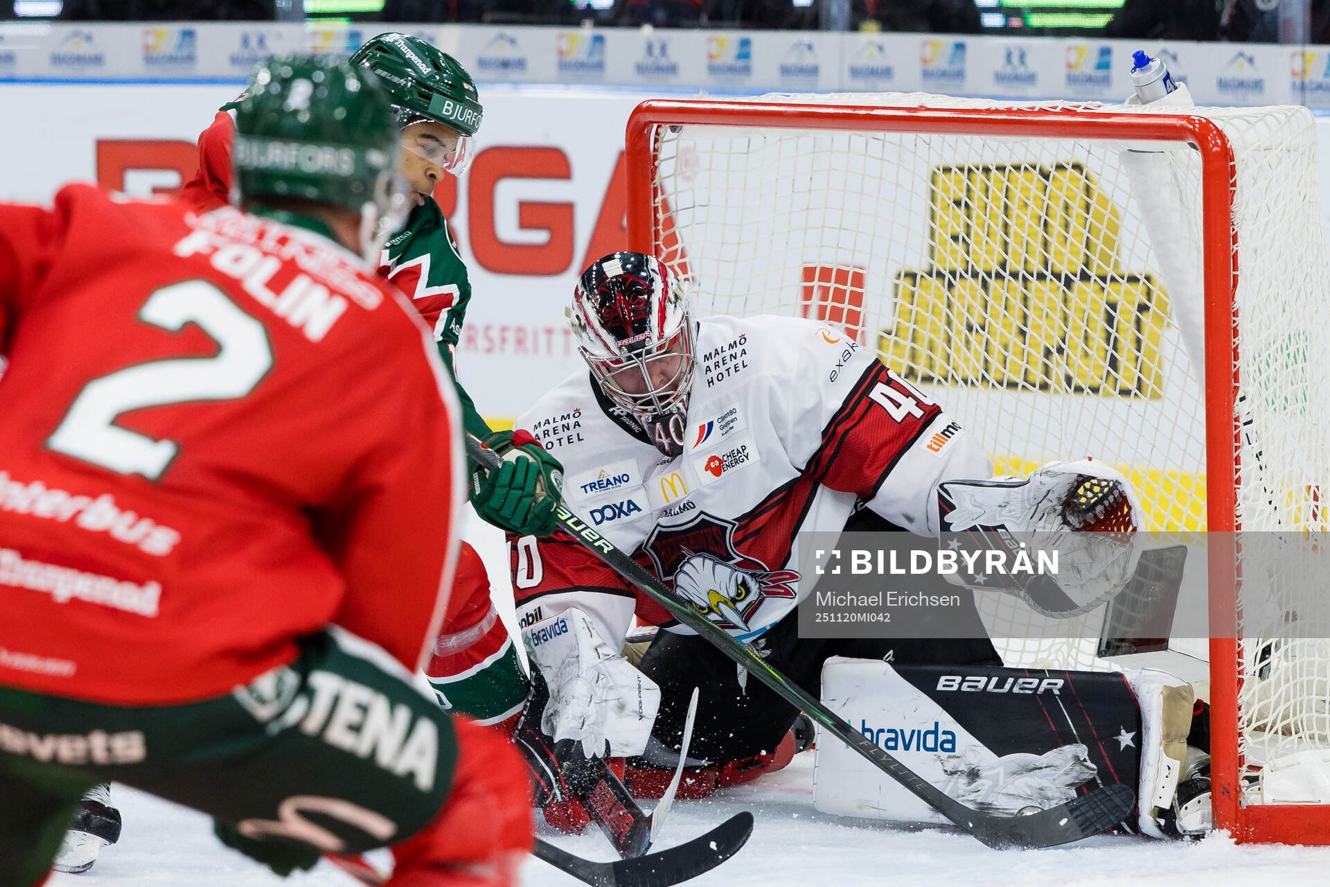 Frölundas Max Westergård och Malmö Redhawks målvakt