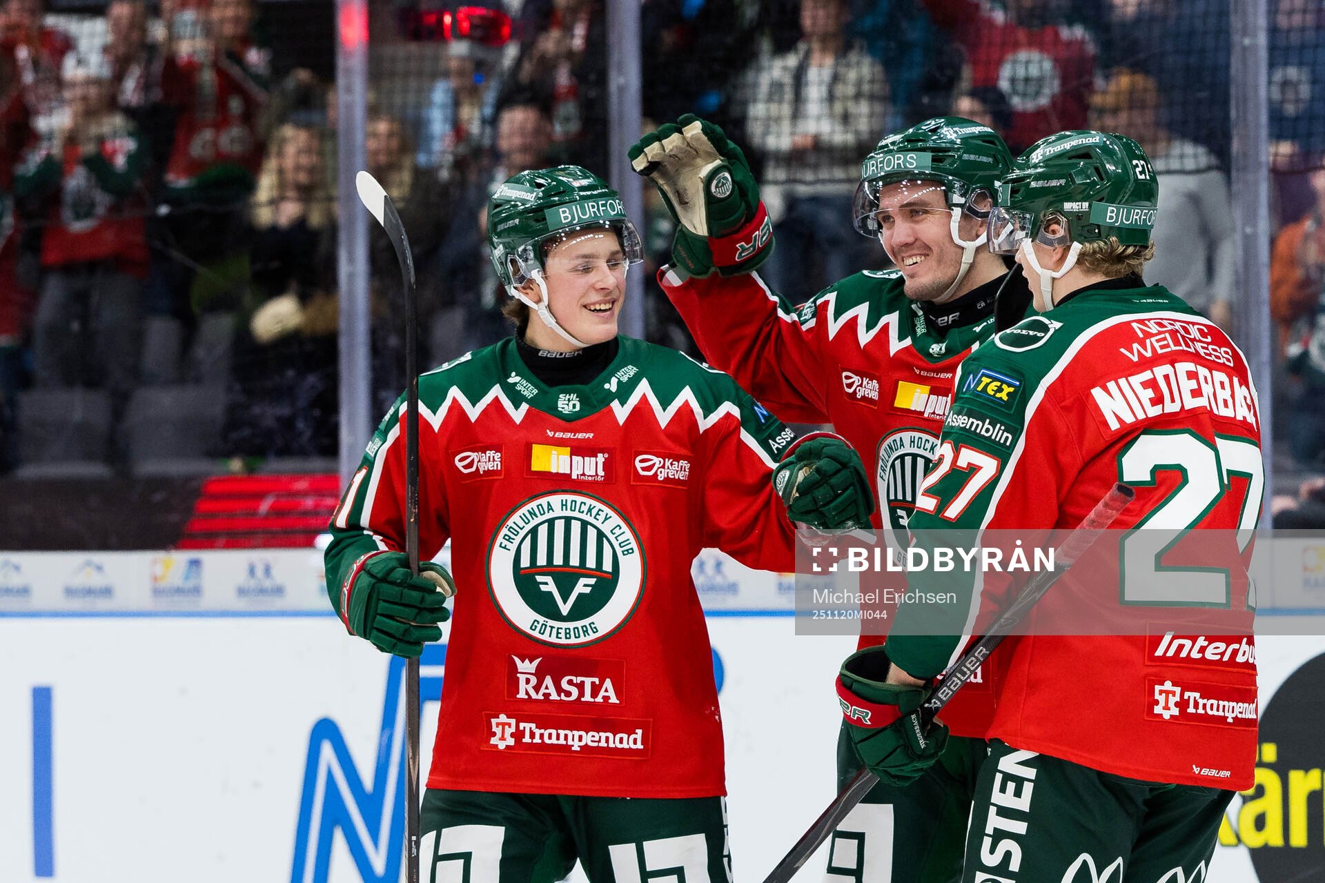 Frölundas Max Lindholm jublar med Ivar Stenberg och