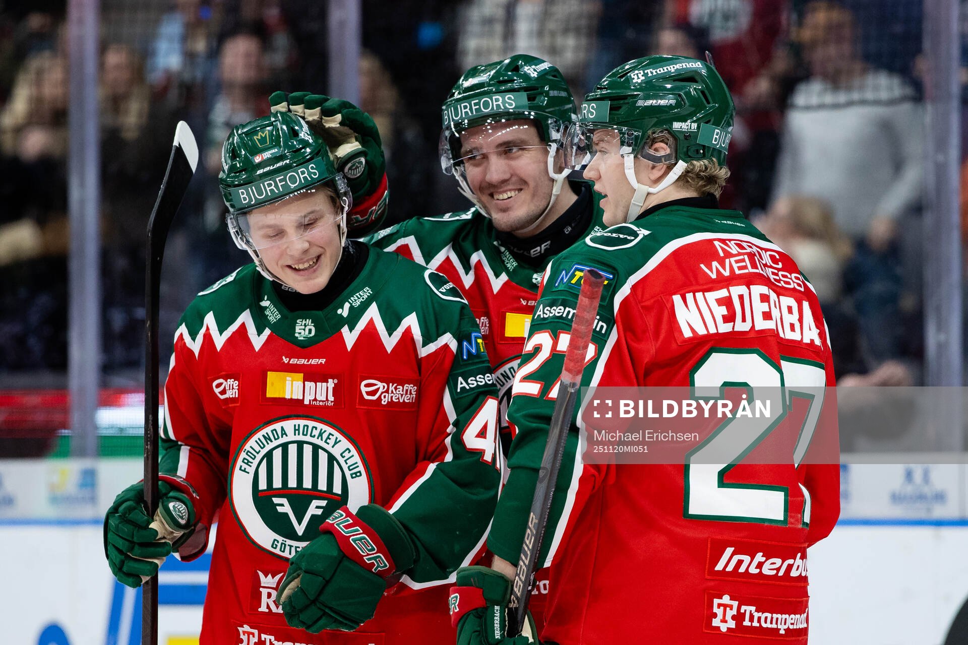 Frölundas Max Lindholm jublar ihop med Ivar Stenberg och